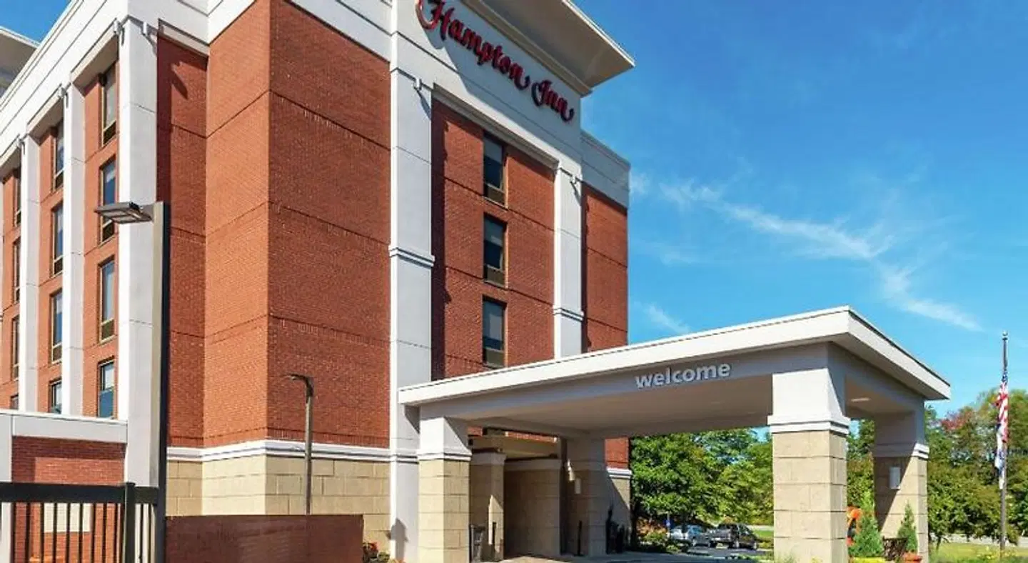 Hampton Inn Greensboro-Airport EXTERIOR