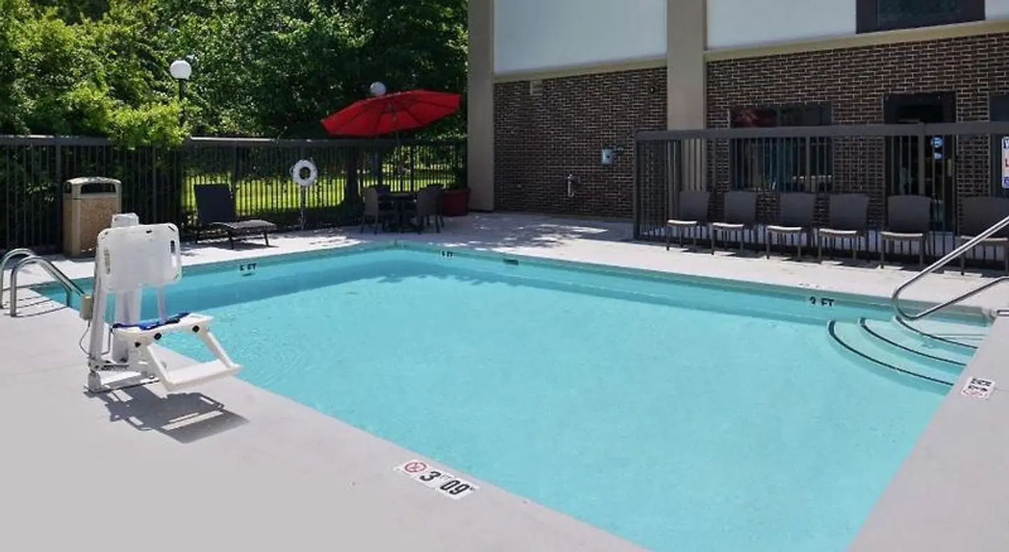 Hampton Inn Greensboro-East OUTDOOR_POOL