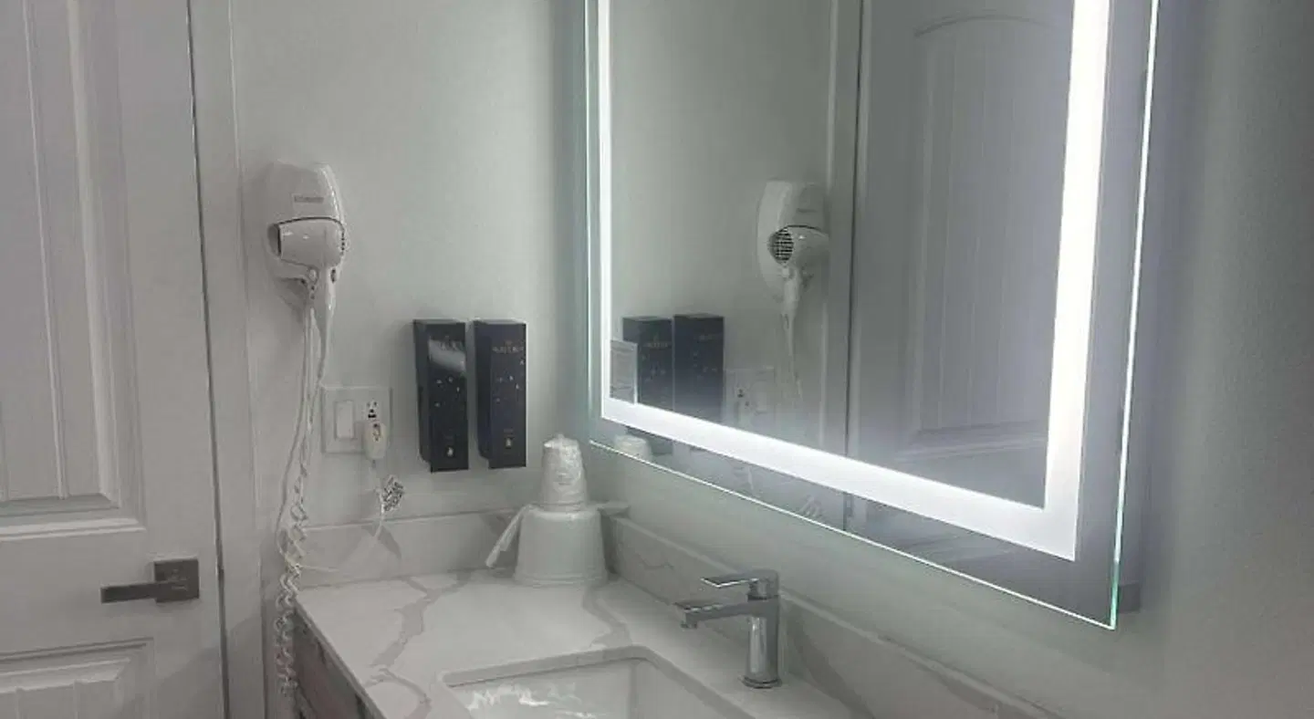Super 8 by Wyndham Oceanside Downtown Badezimmer