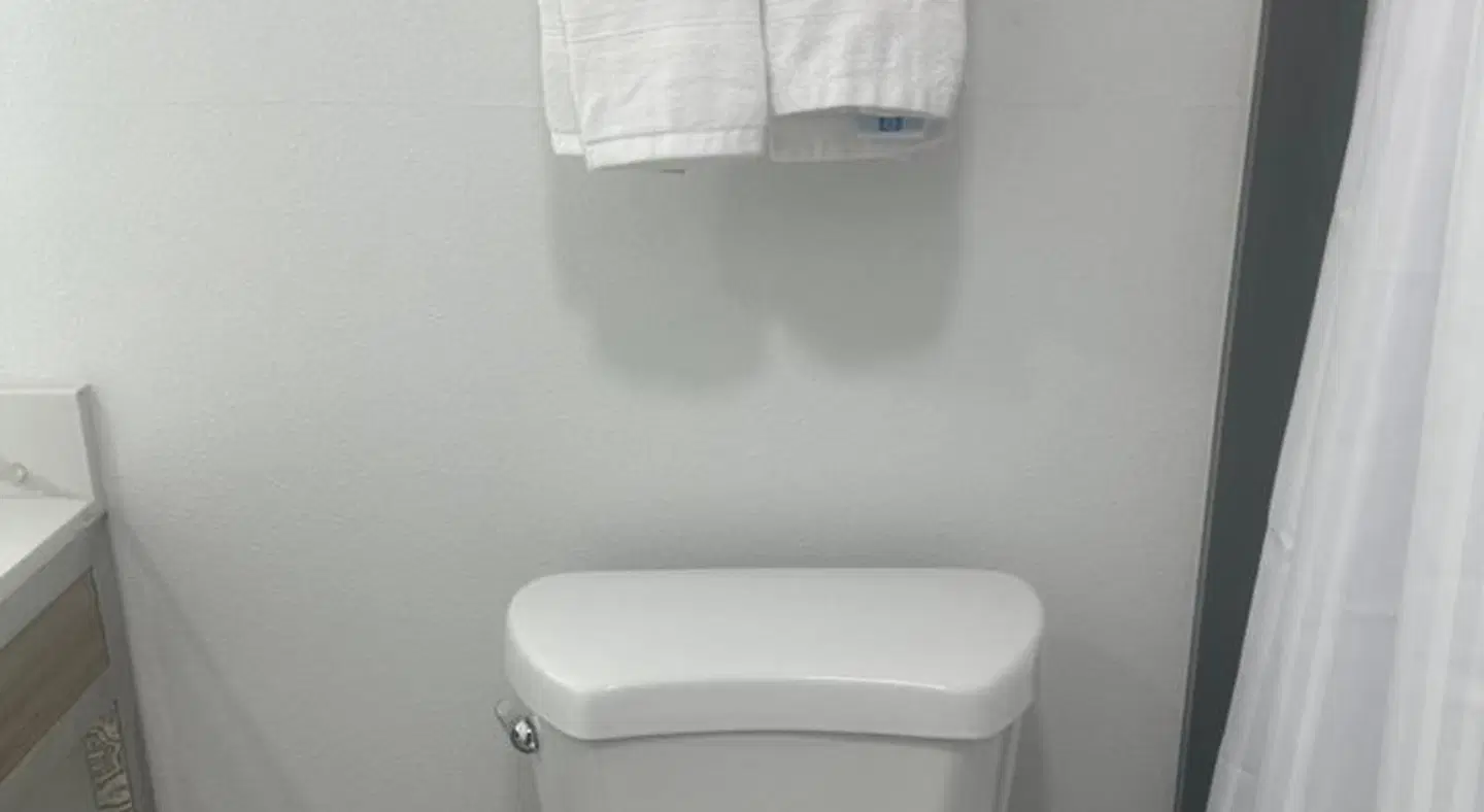 Super 8 by Wyndham Oceanside Downtown Badezimmer