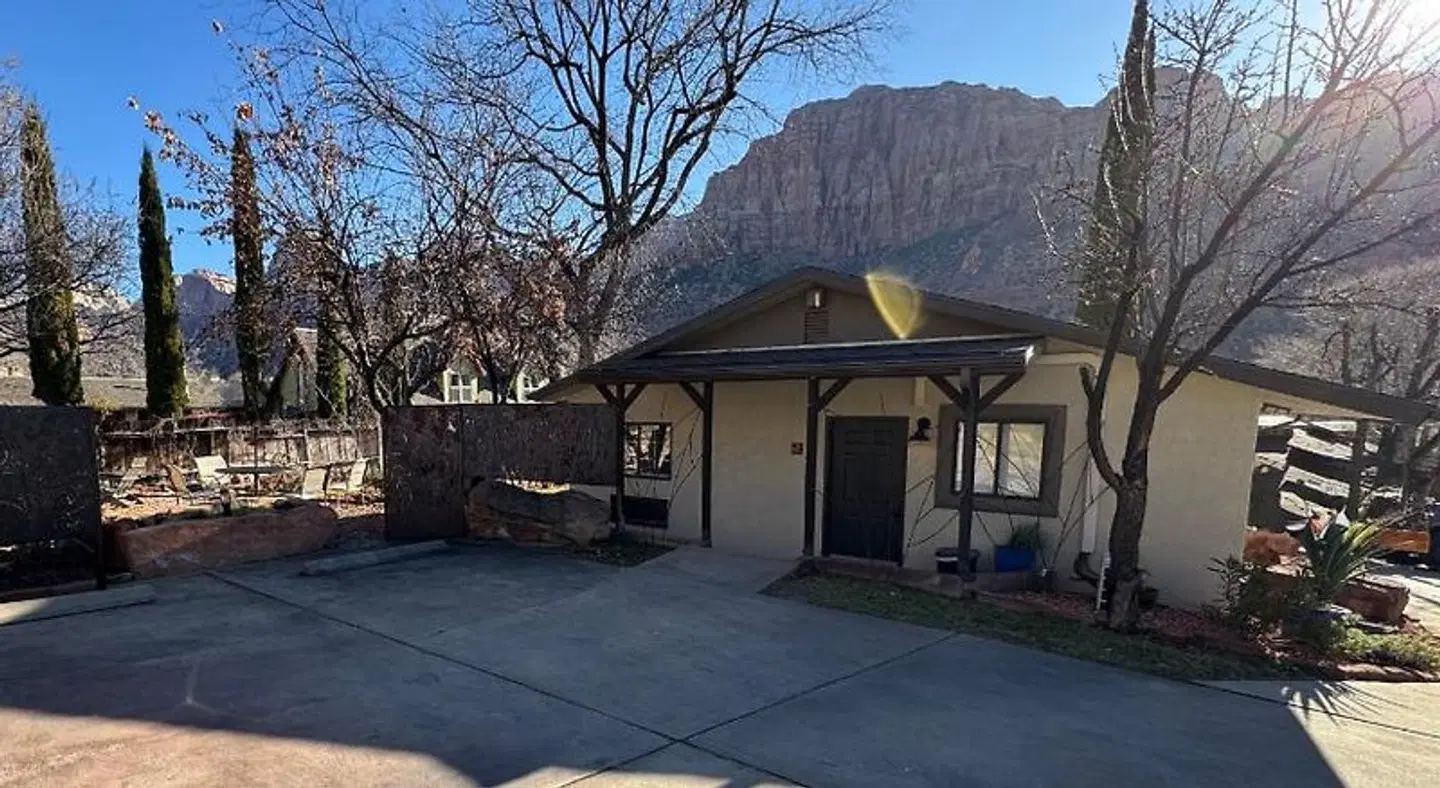 Red Rock Inn EXTERIOR