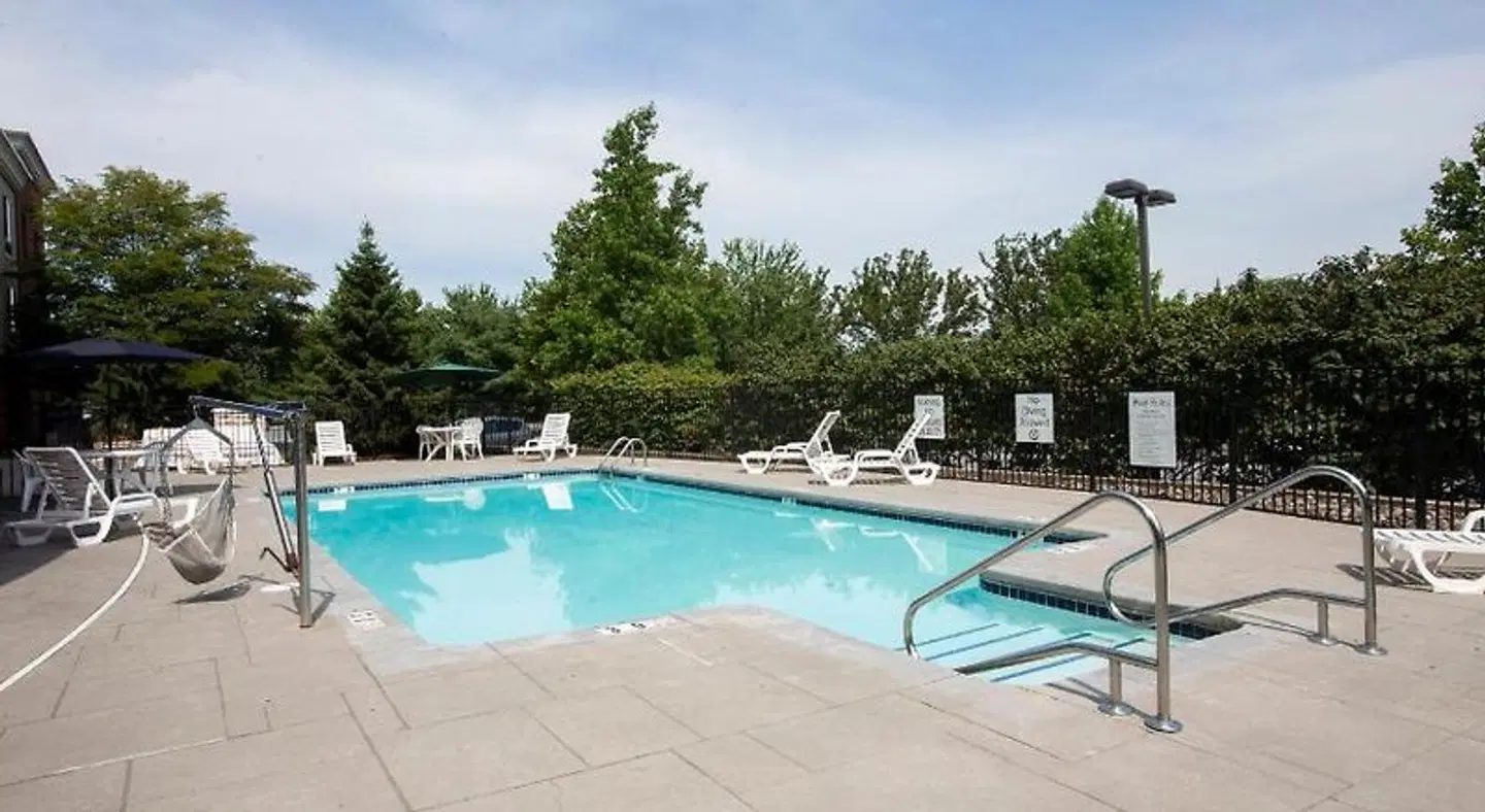 Holiday Inn Express & Suites Bethlehem Arpt-Allentown Area by IHG OUTDOOR_POOL