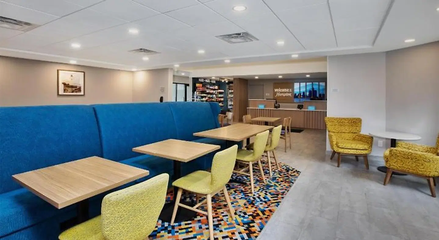 Hampton Inn Detroit/Belleville-Airport Area Bar