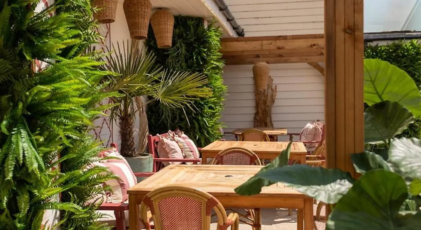 Roslin Beach Hotel Terrasse