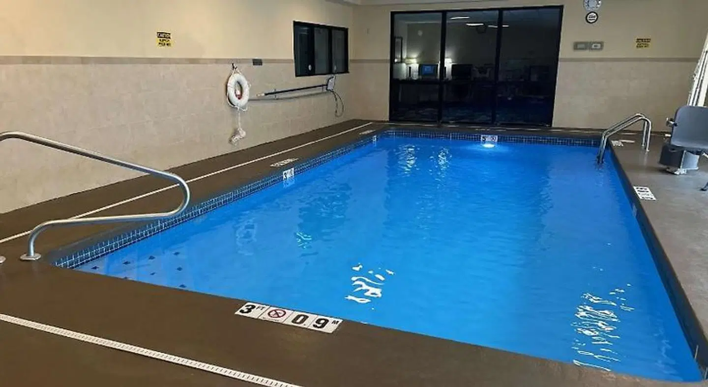 Best Western Plus Kansas City Airport - KCI East Hallenbad