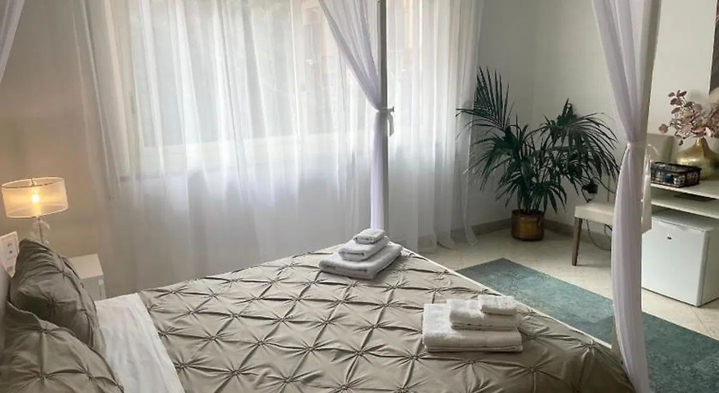 B&B Dietro Il Politeama HEALTH_BEAUTY