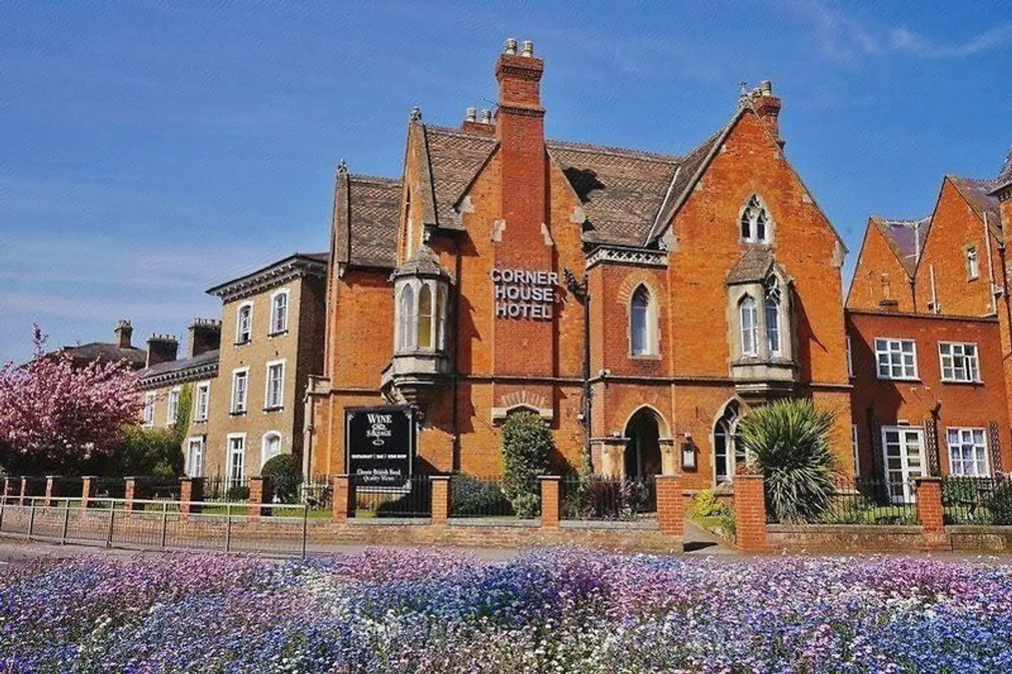 The Corner House Hotel EXTERIOR
