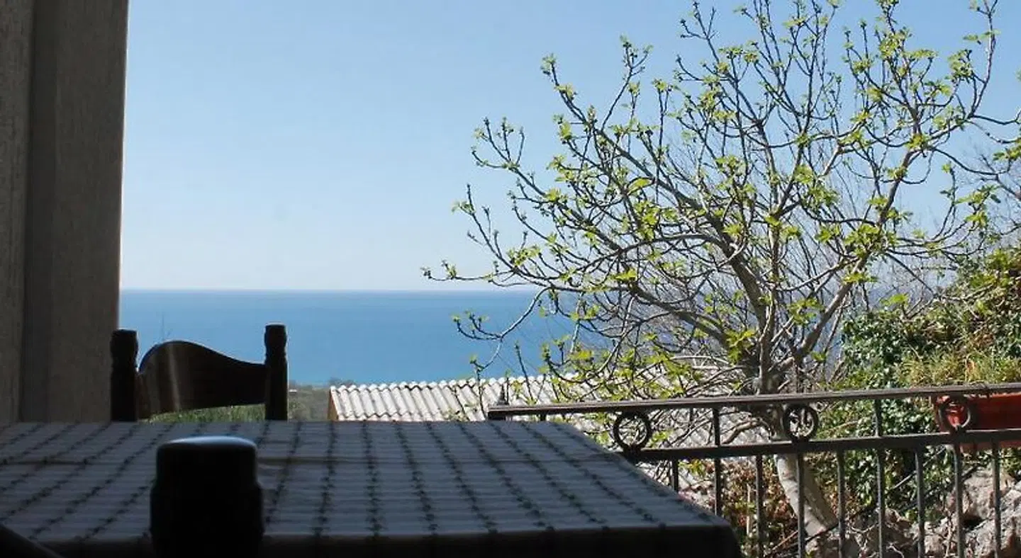 Pataki Guesthouse Terrasse
