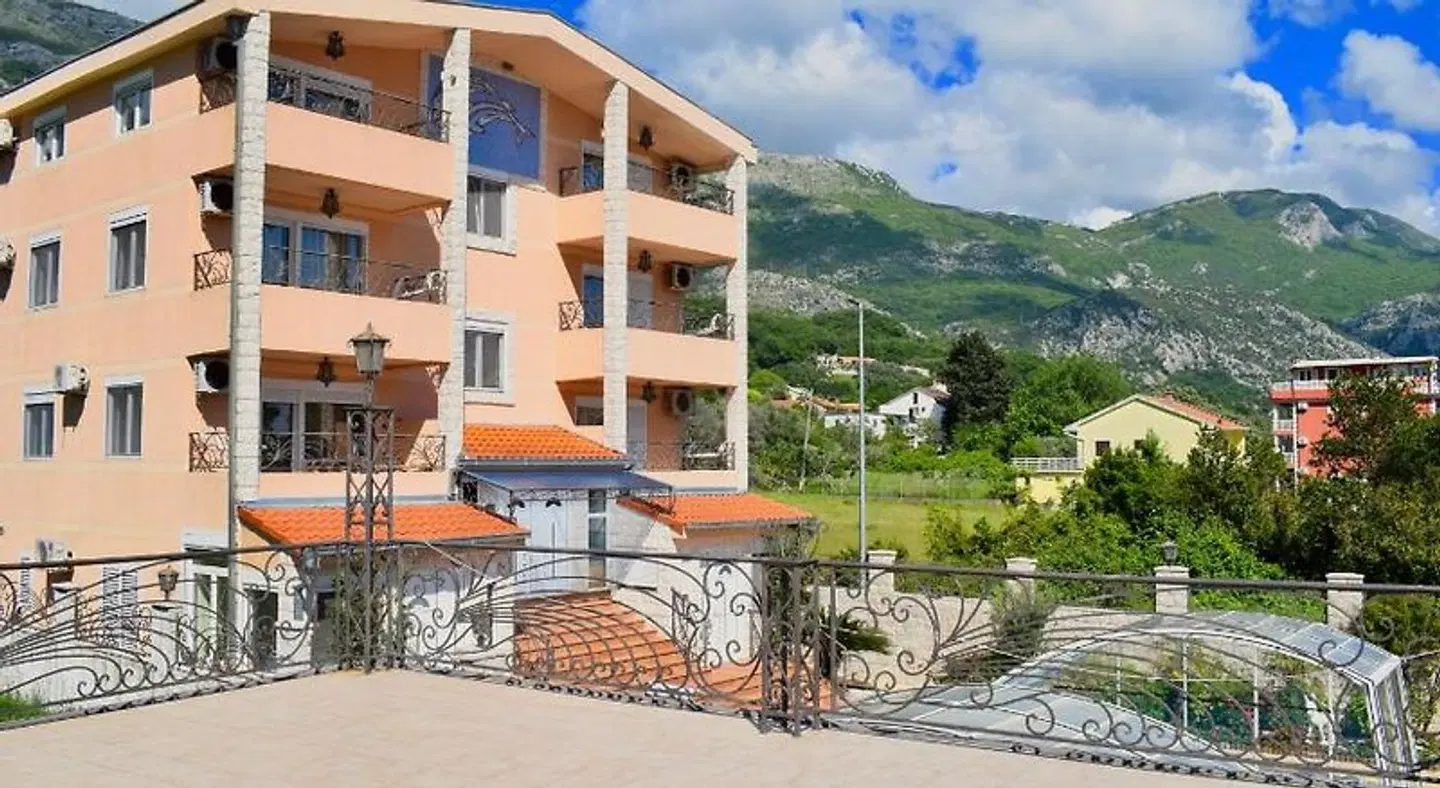 Villa Dolphin Apartments EXTERIOR