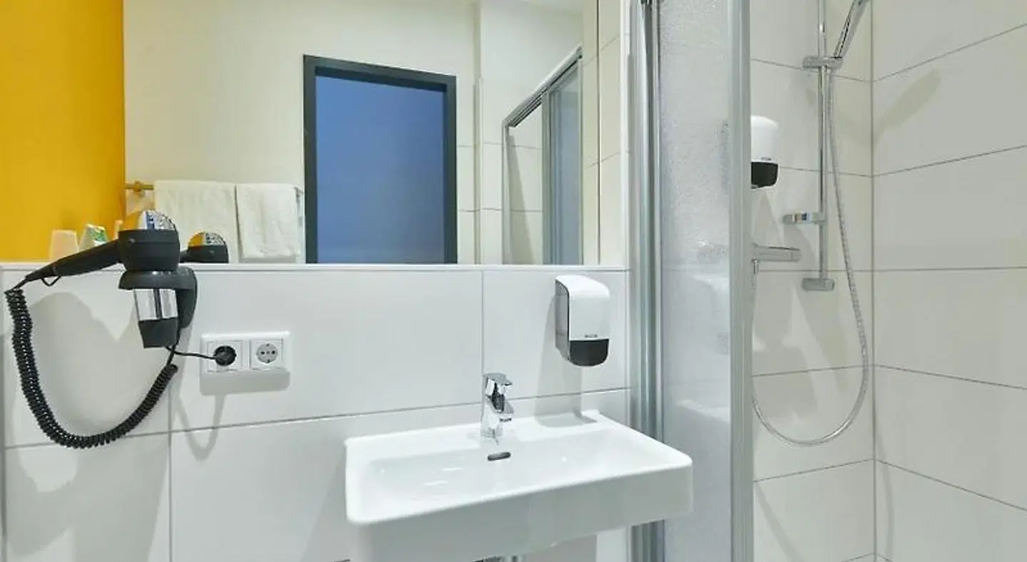 McDreams Hotel Düsseldorf-City Badezimmer