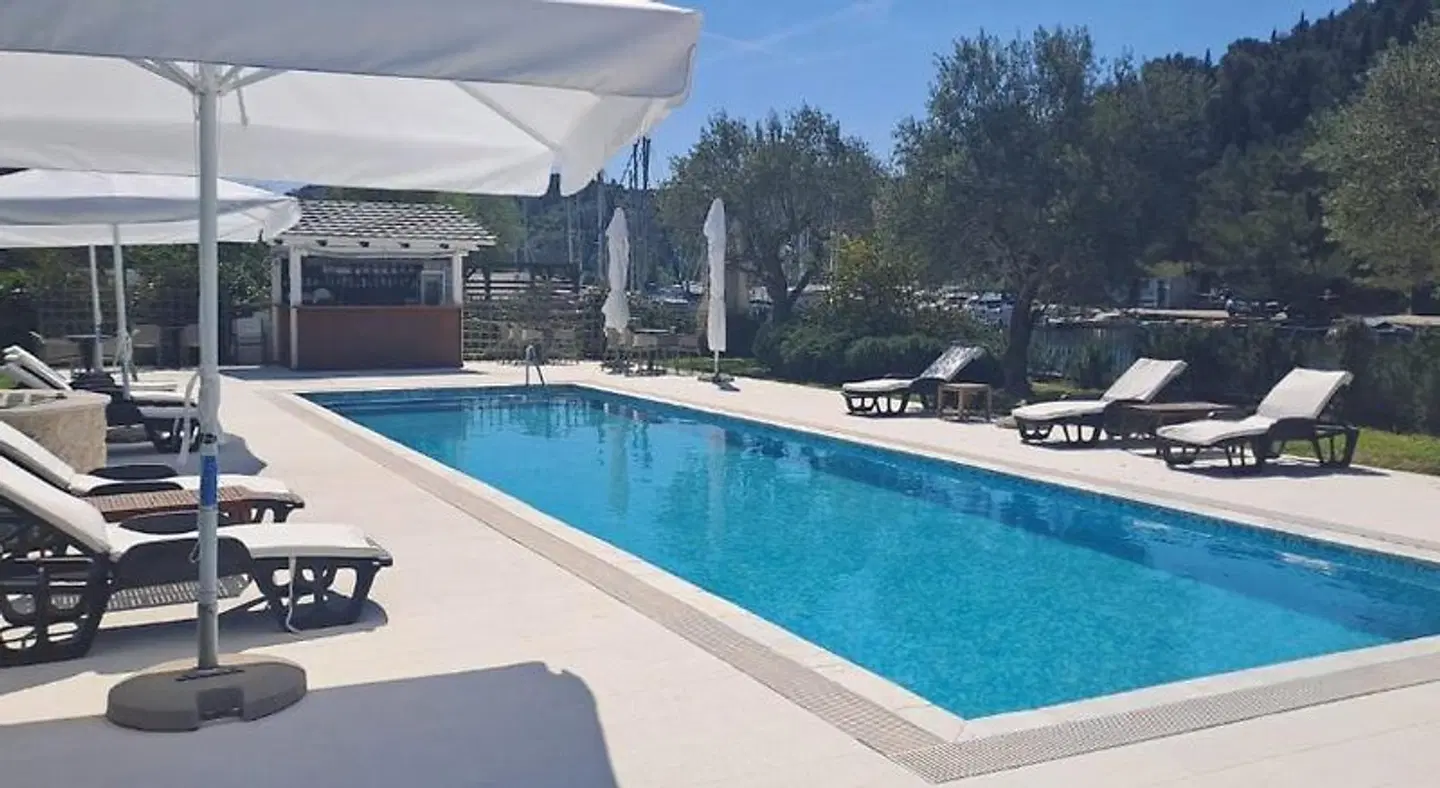Hotel Bonaca OUTDOOR_POOL