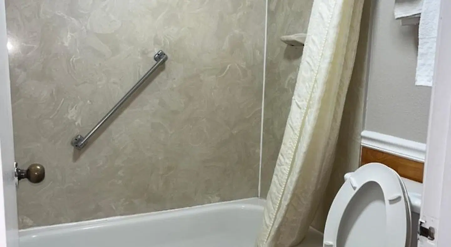 Hallmarc Inn and Suites Badezimmer