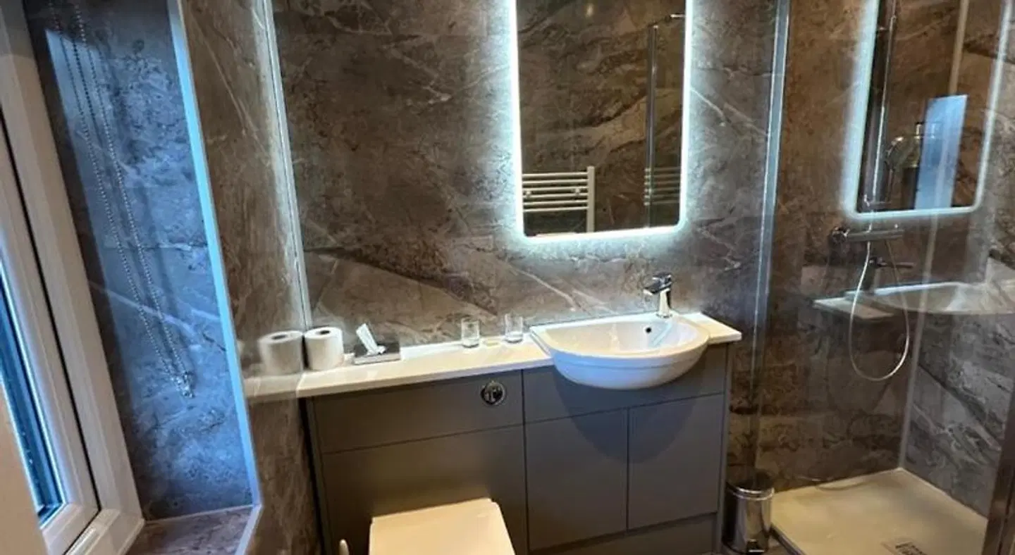 Burton Lodge Guest House Badezimmer