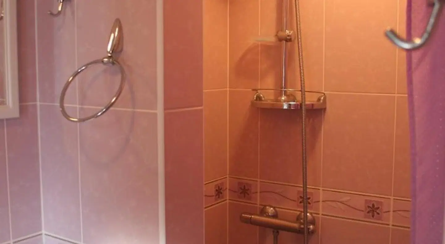 Naiza Guesthouse and Apartments Badezimmer