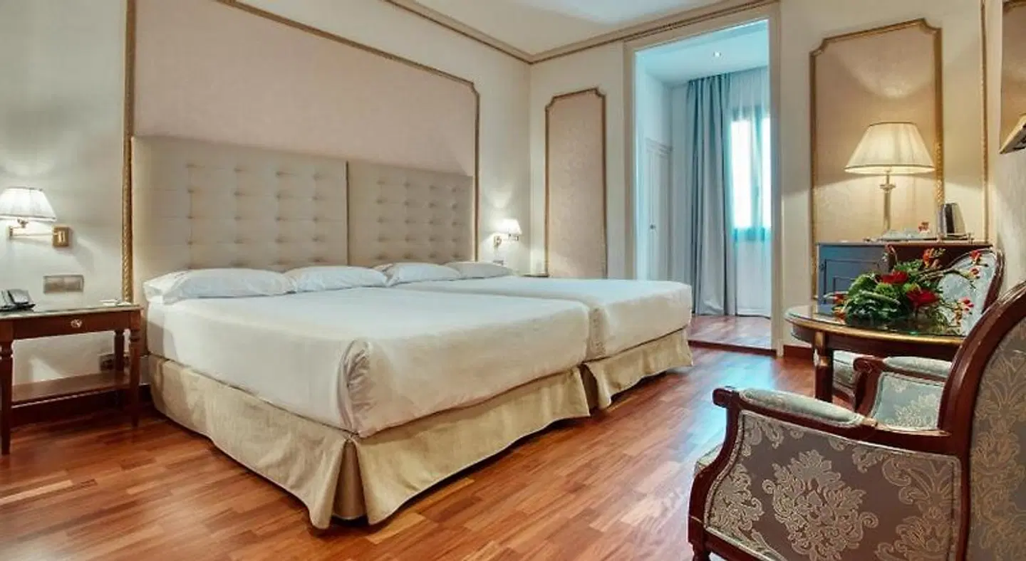 Roger de Llúria ROOM_EXAMPLE