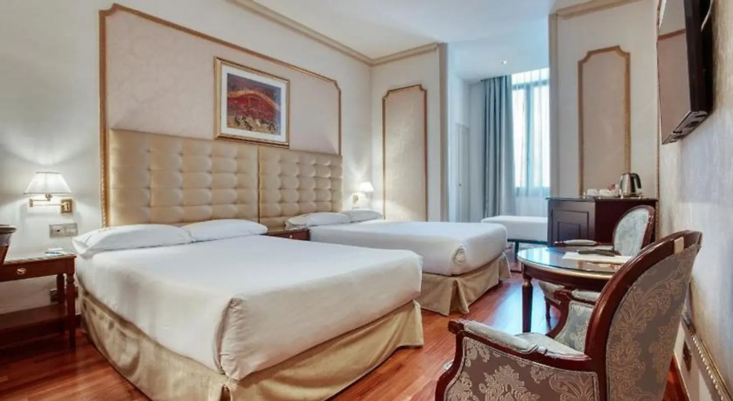Roger de Llúria ROOM_EXAMPLE