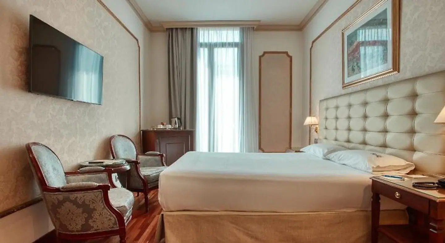 Roger de Llúria ROOM_EXAMPLE