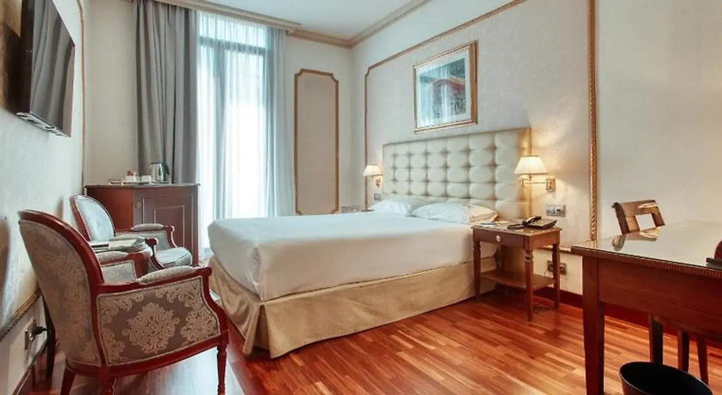 Roger de Llúria ROOM_EXAMPLE
