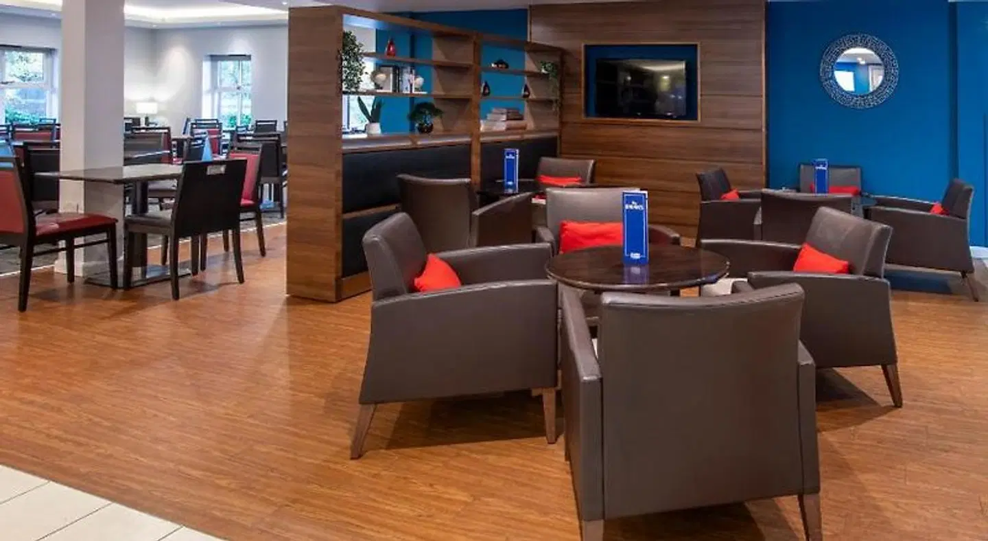 Holiday Inn Express Birmingham - Oldbury by IHG Bar