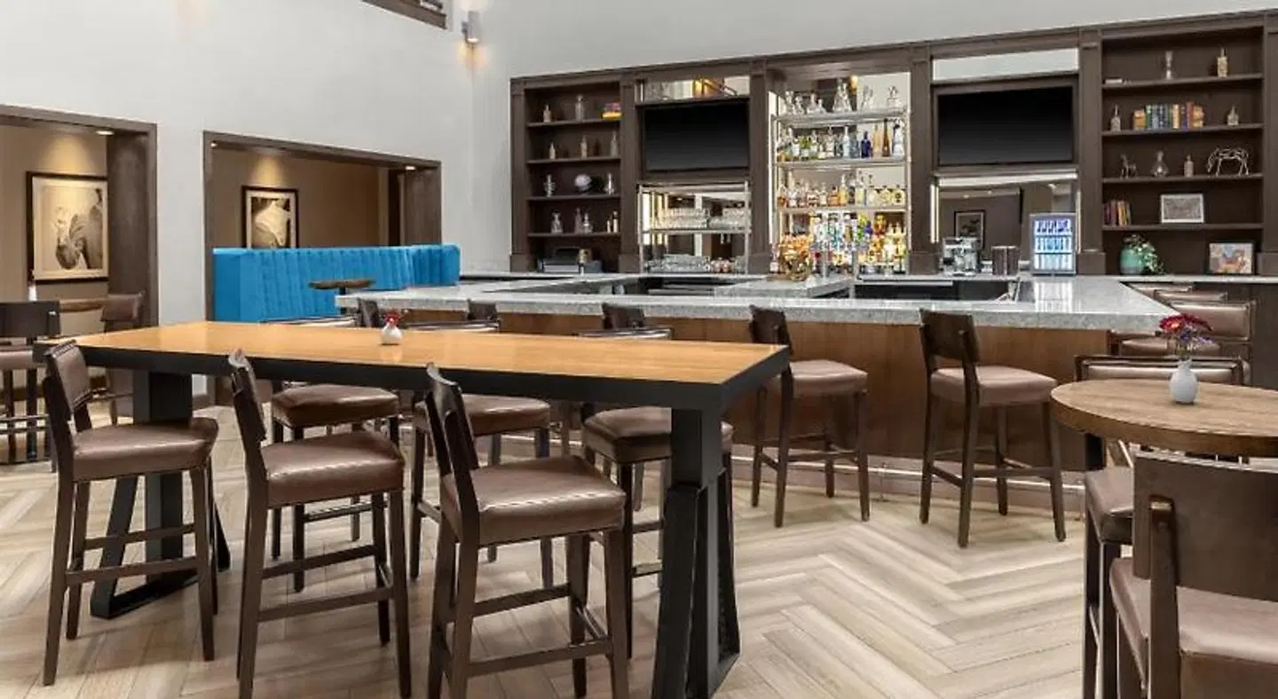 DoubleTree by Hilton Lubbock University Area Bar