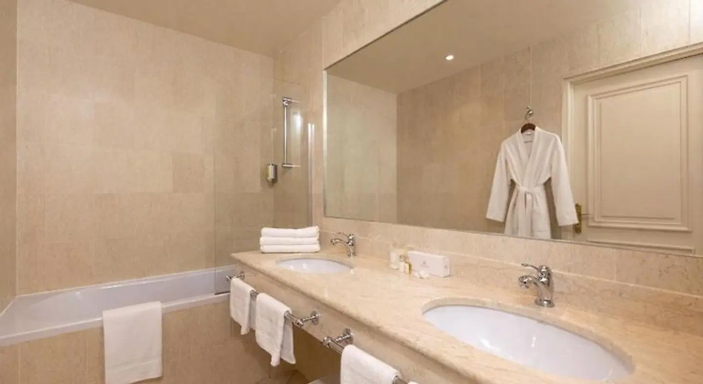 Grand Hôtel Moderne Badezimmer