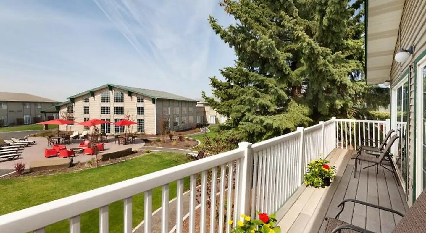 Ramada by Wyndham Spokane Airport EXTERIOR