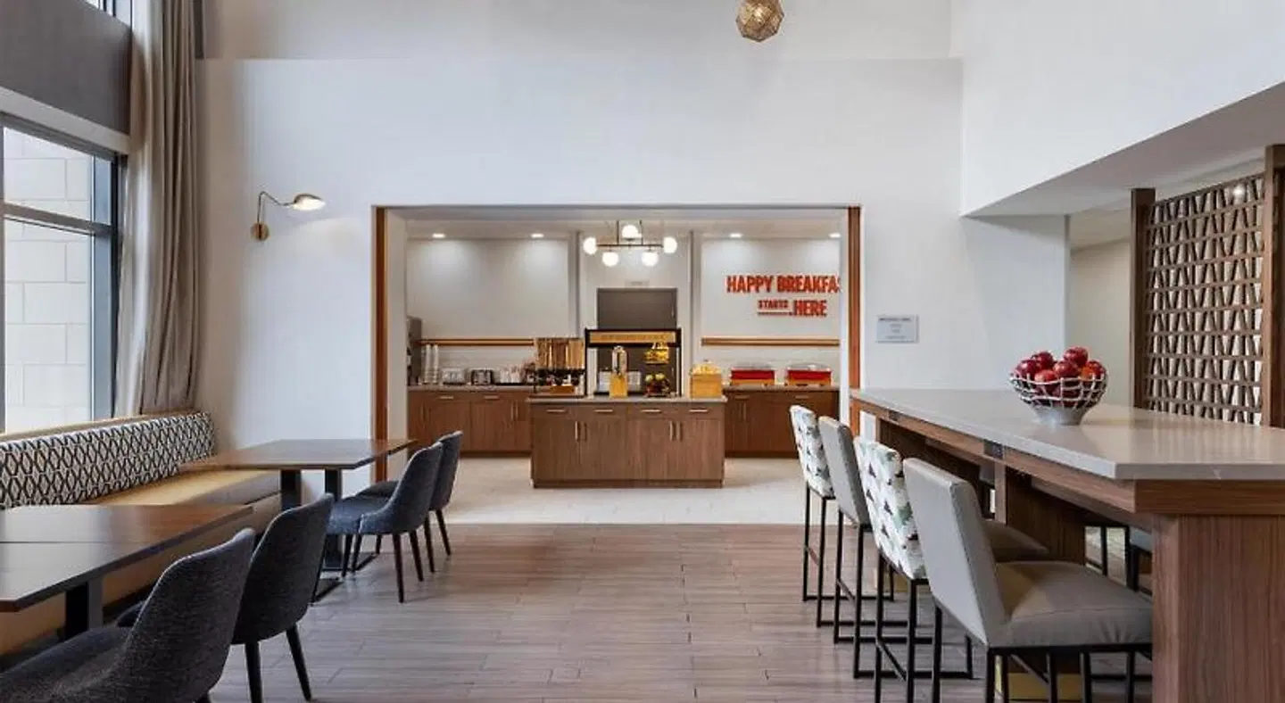 Hampton Inn & Suites by Hilton Windsor Bar