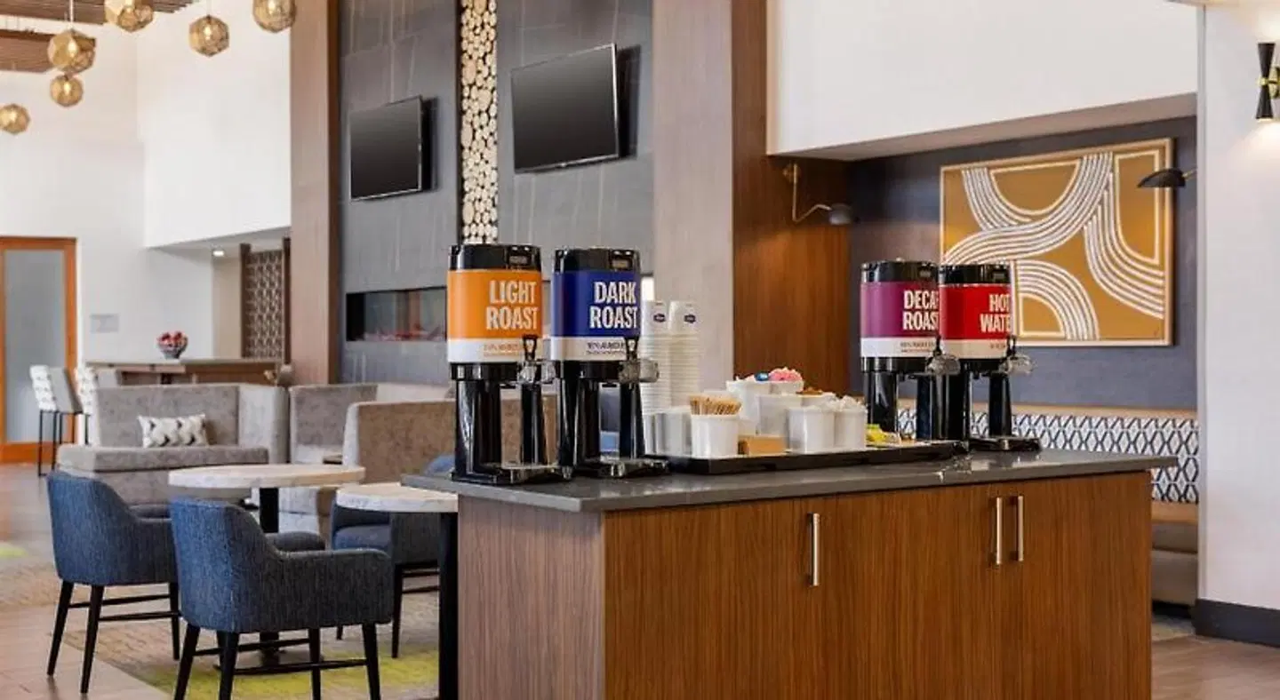 Hampton Inn & Suites by Hilton Windsor Bar
