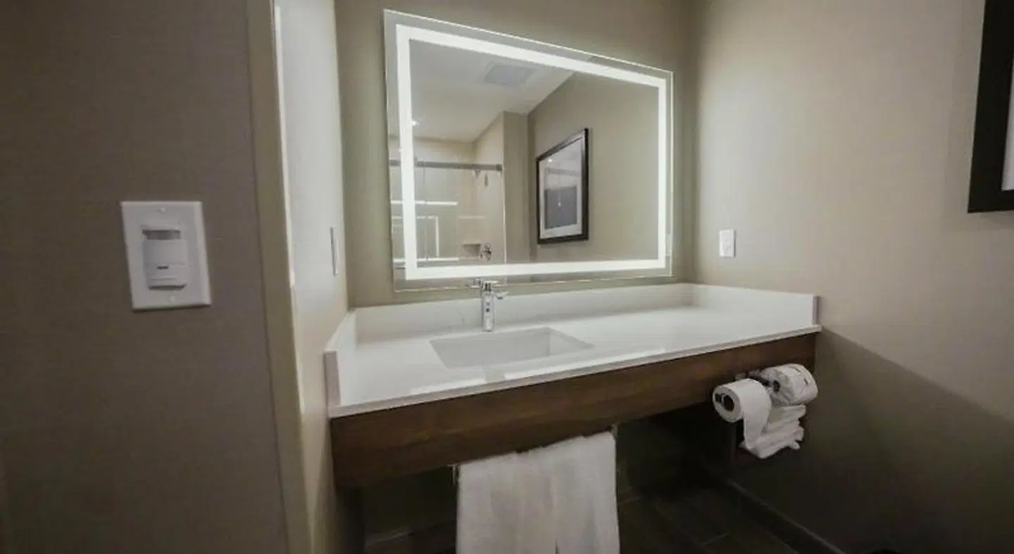 La Quinta Inn & Suites by Wyndham Santa Cruz Badezimmer