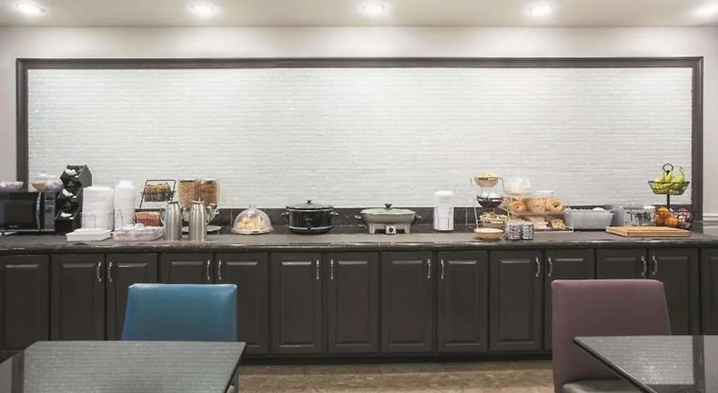 La Quinta Inn & Suites by Wyndham Fort Walton Beach ROOM_EXAMPLE