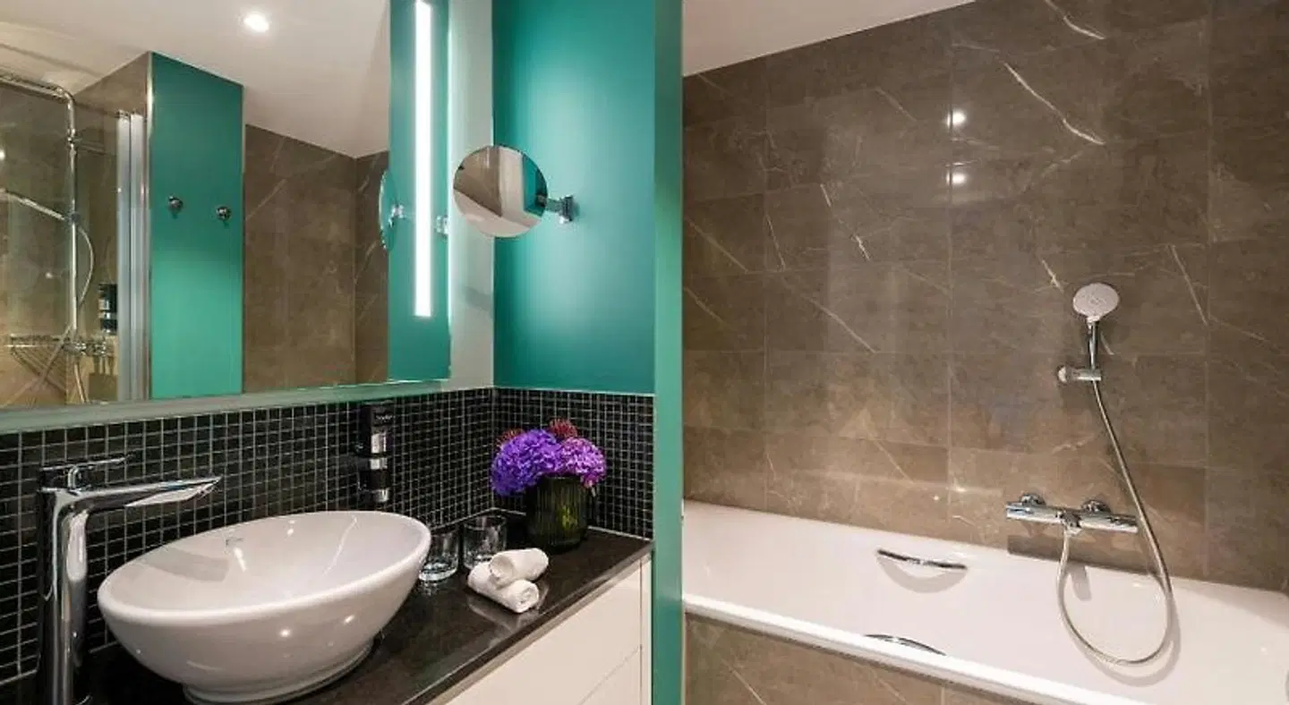 Leonardo Hotel Augsburg Badezimmer