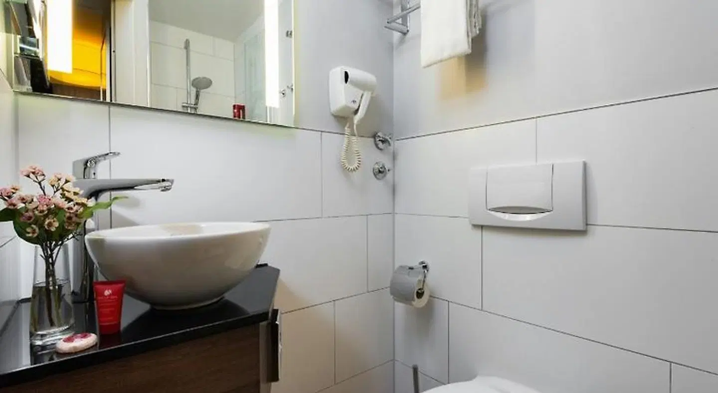 Leonardo Hotel Frankfurt City Center Badezimmer