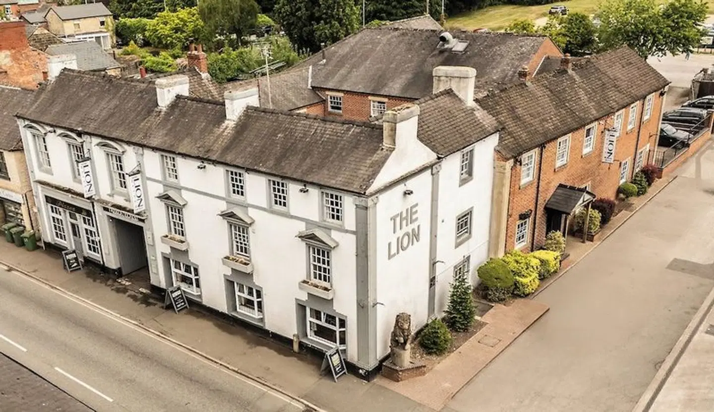 The Lion Hotel EXTERIOR
