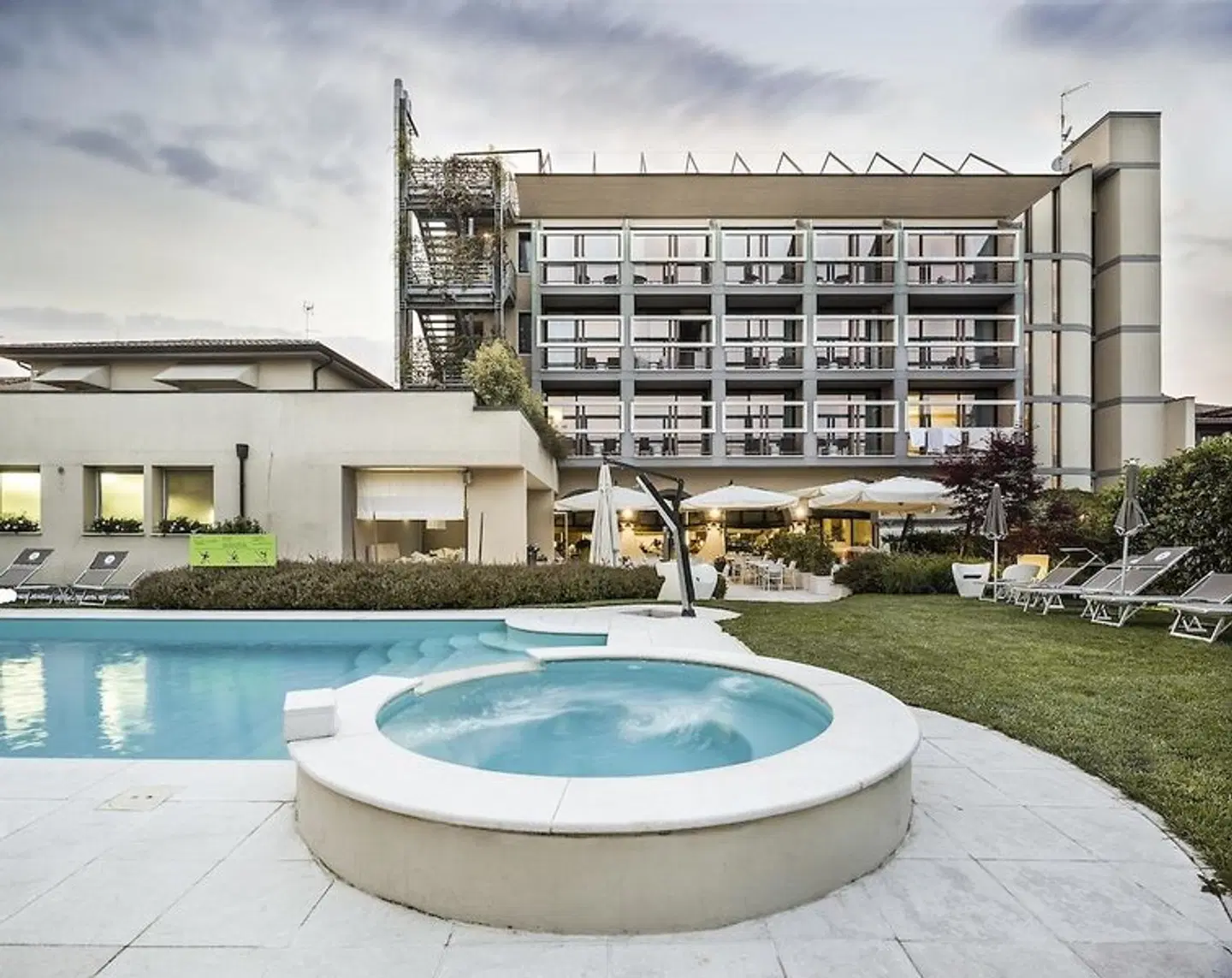 Enjoy Garda Hotel OUTDOOR_POOL