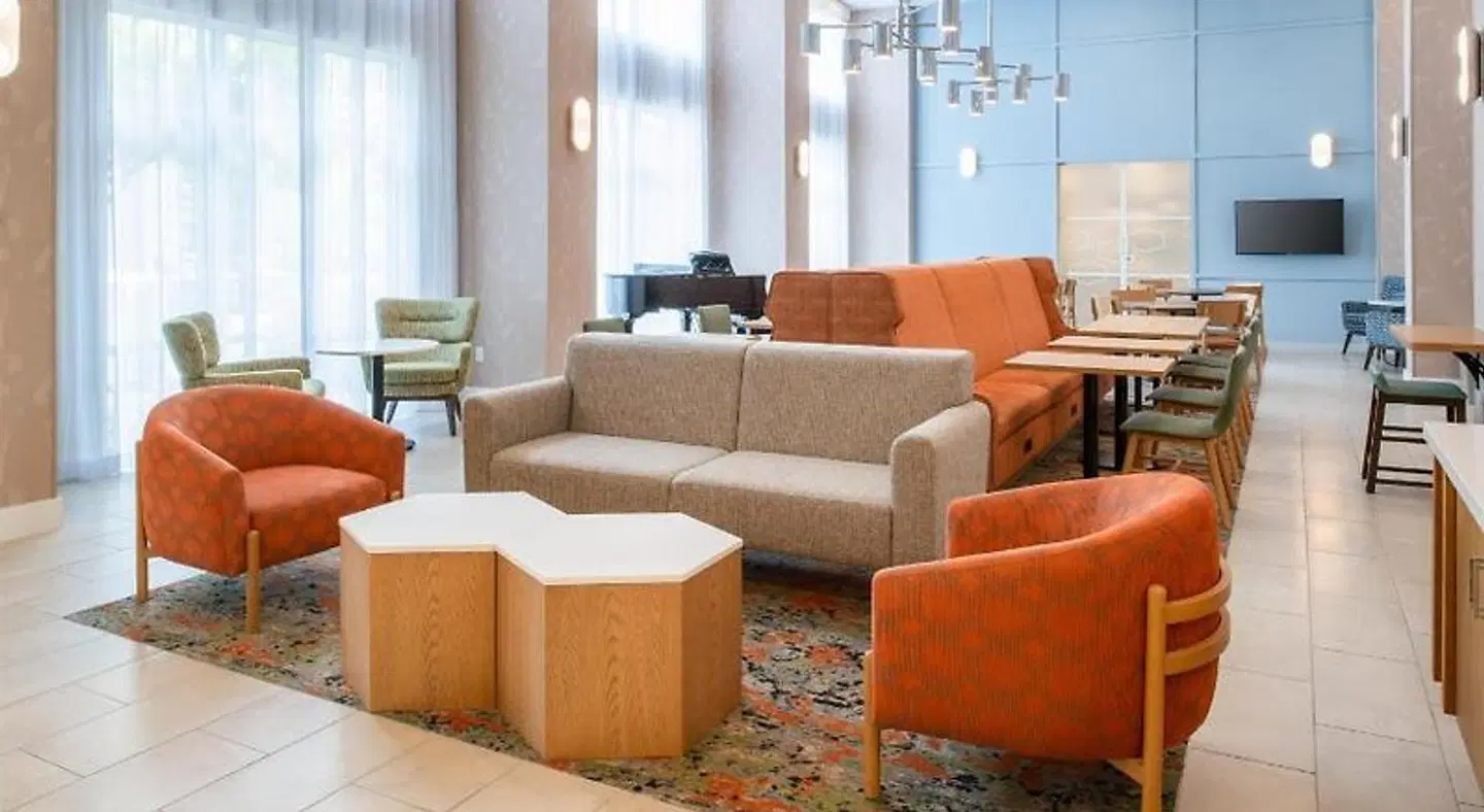 Hampton Inn & Suites Redding LOUNGE_LOBBY
