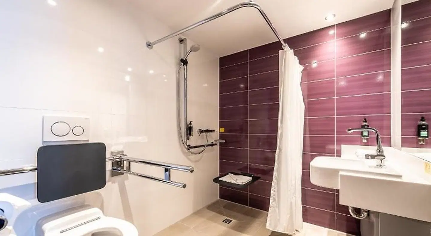 Premier Inn Essen City Limbecker Platz Hotel Badezimmer