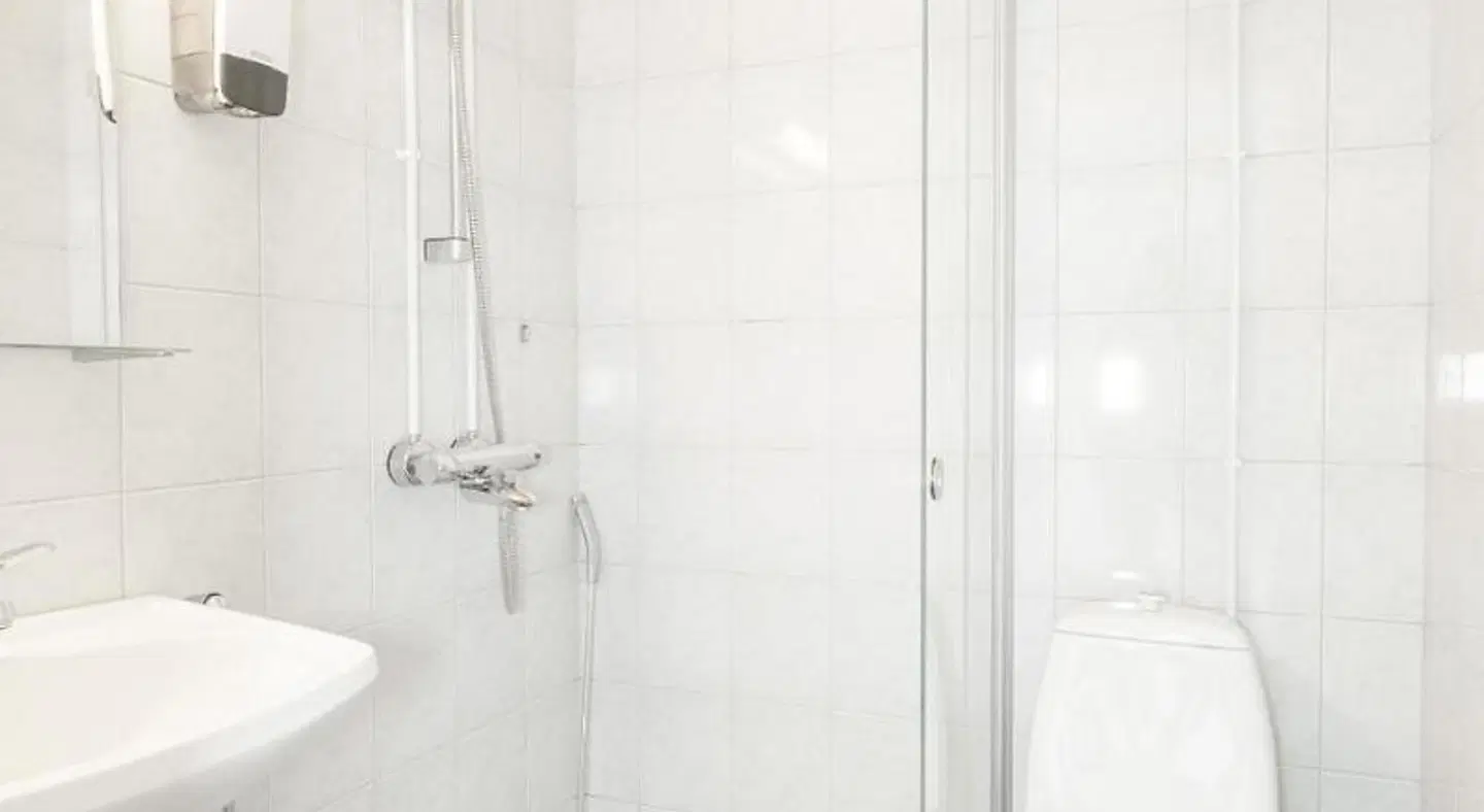 FolkiaCenter Gasthem - Vieraskoti - Guesthouse Badezimmer