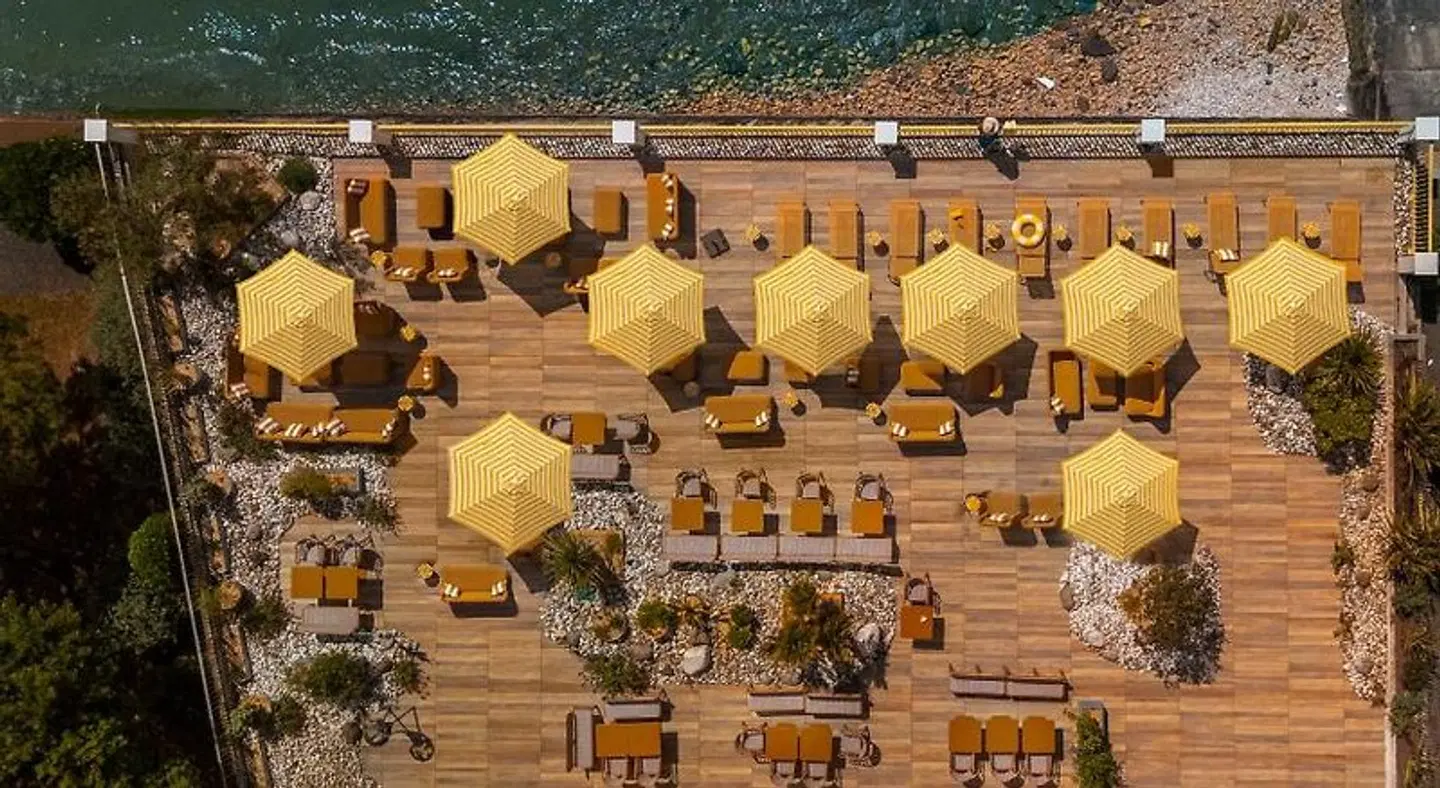 Les Brises Restaurant