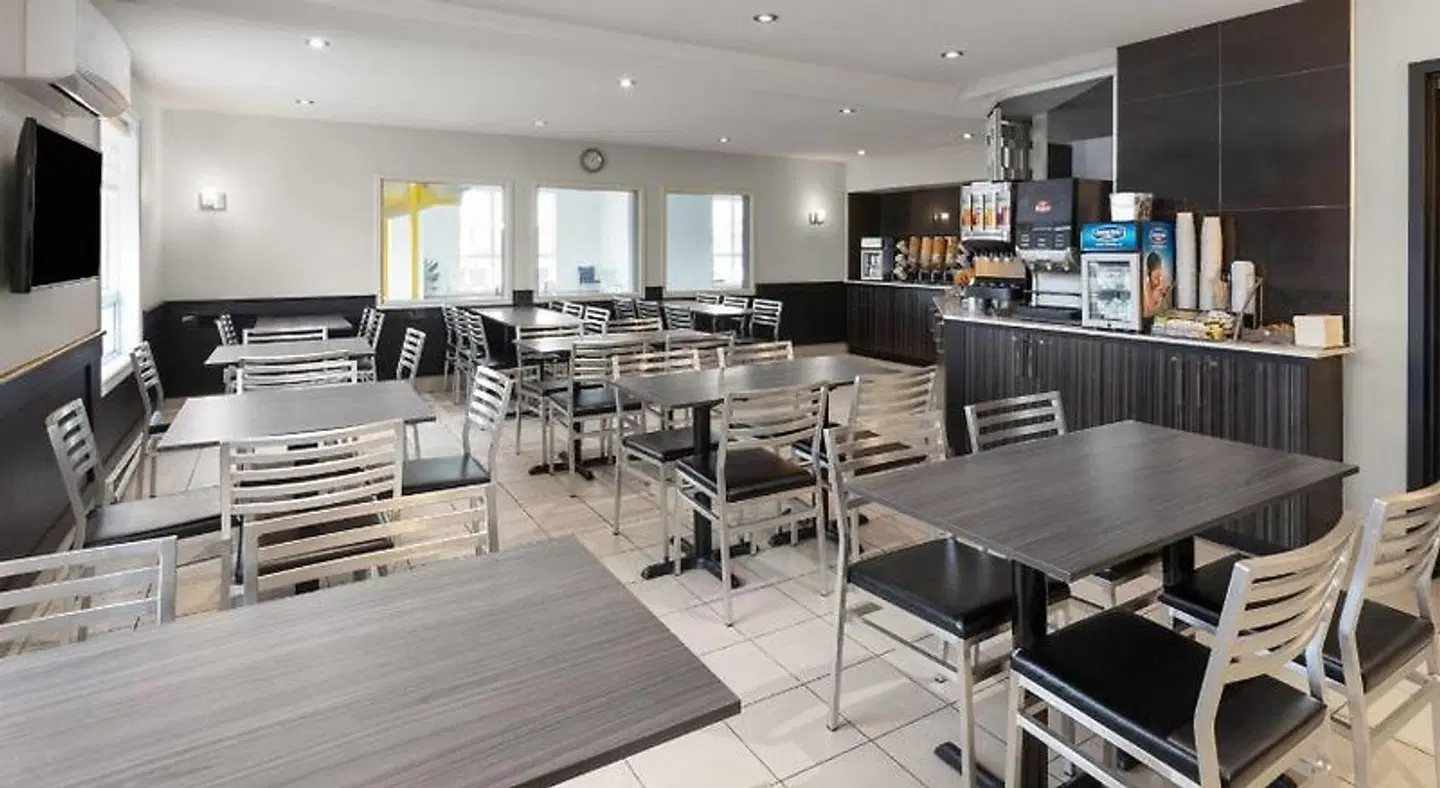 Super 8 by Wyndham Quebec City Bar