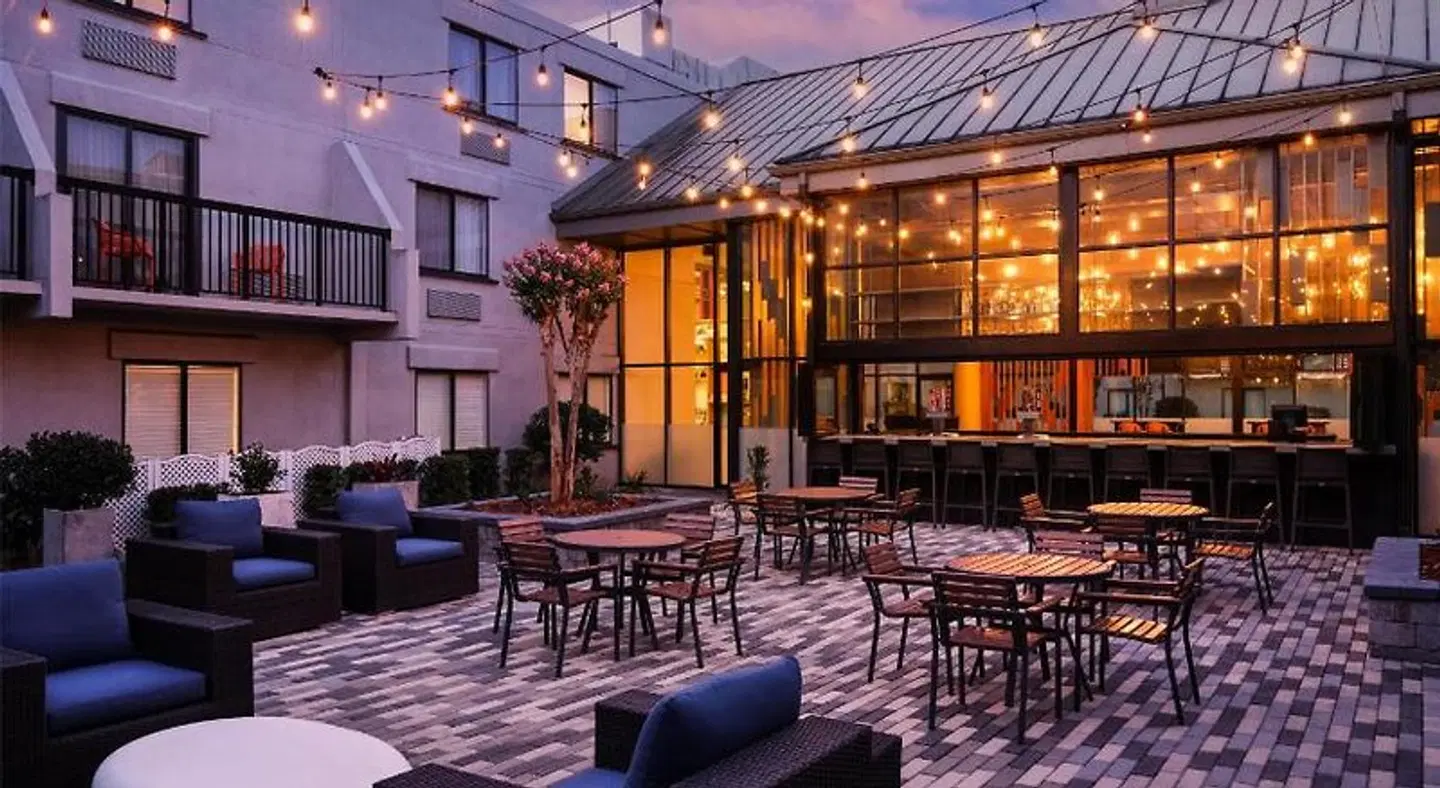 DoubleTree by Hilton Gainesville Bar