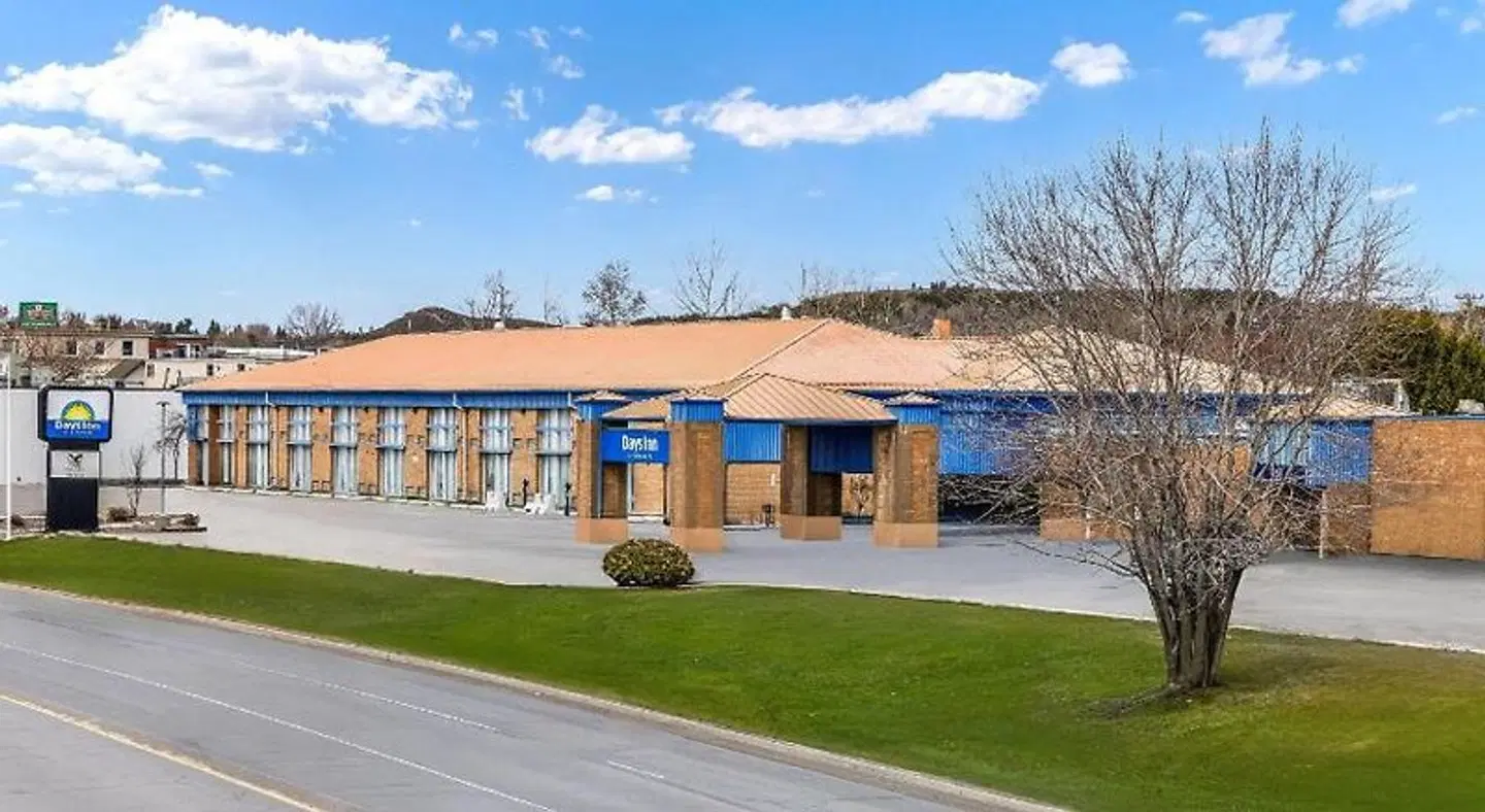 Days Inn By Wyndham Sudbury and Conference Centre EXTERIOR