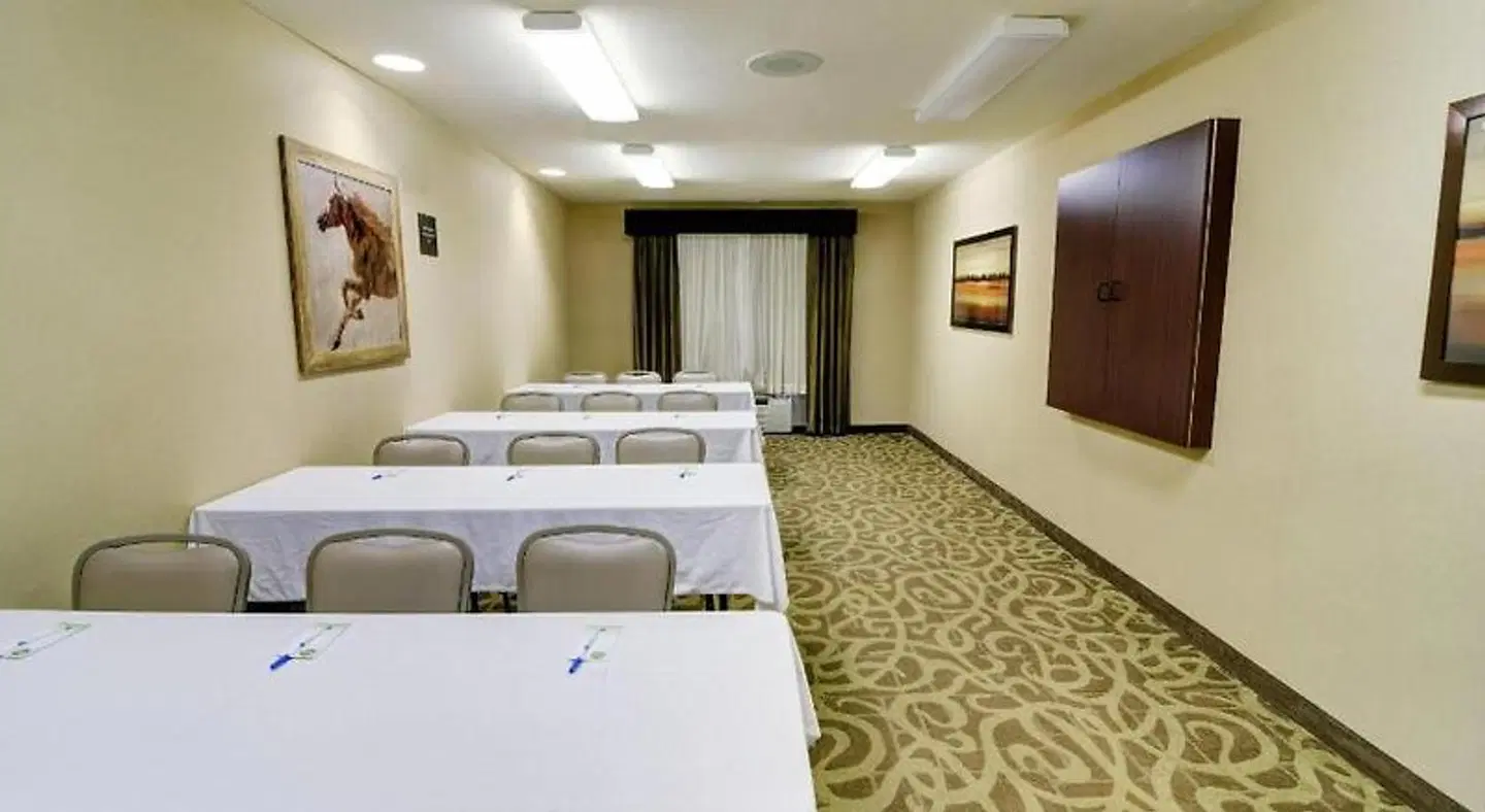 Comfort Inn & Suites ROOM_EXAMPLE