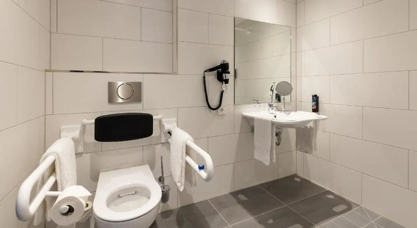 Holiday Inn - the niu, Wave Karlsruhe City Park Badezimmer