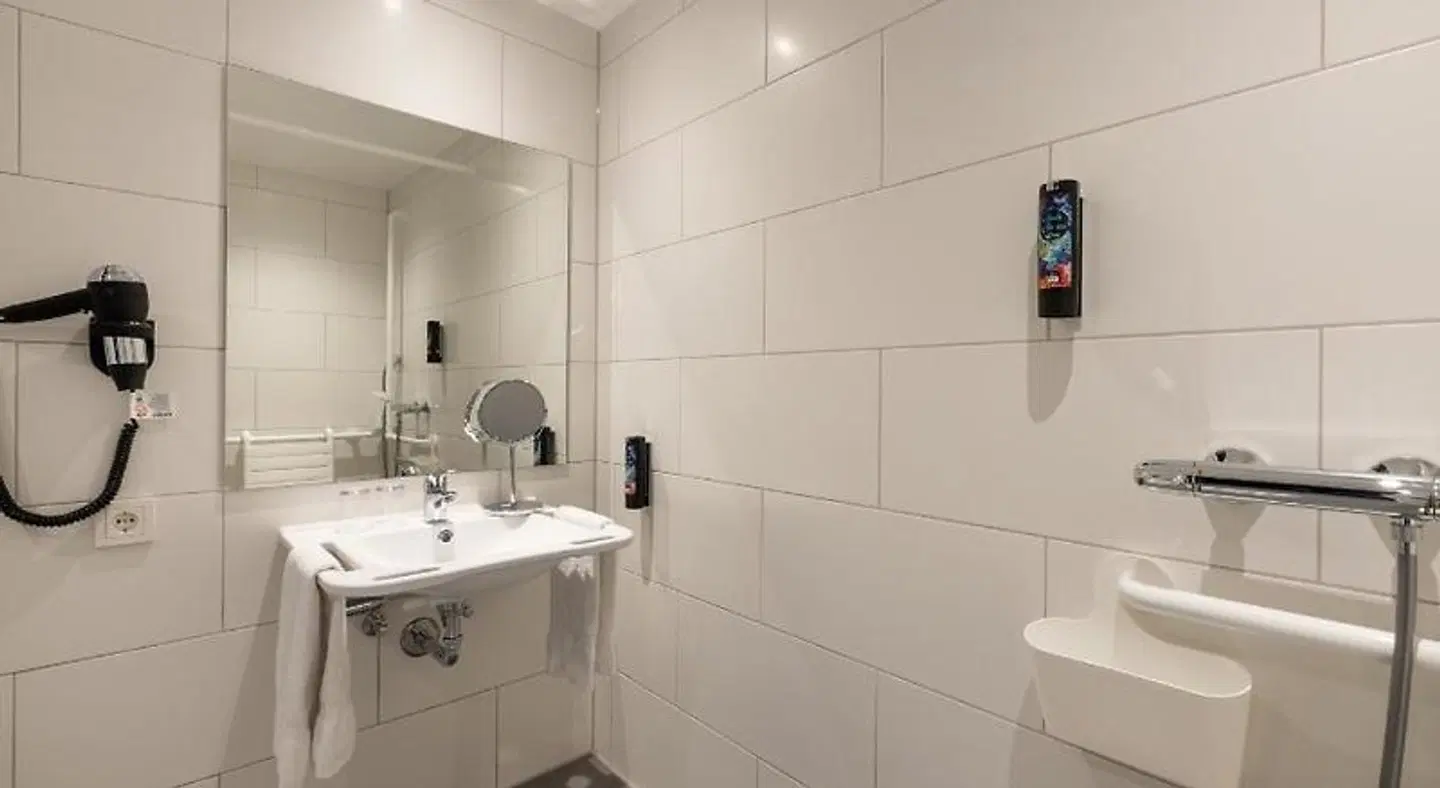 Holiday Inn - the niu, Wave Karlsruhe City Park Badezimmer