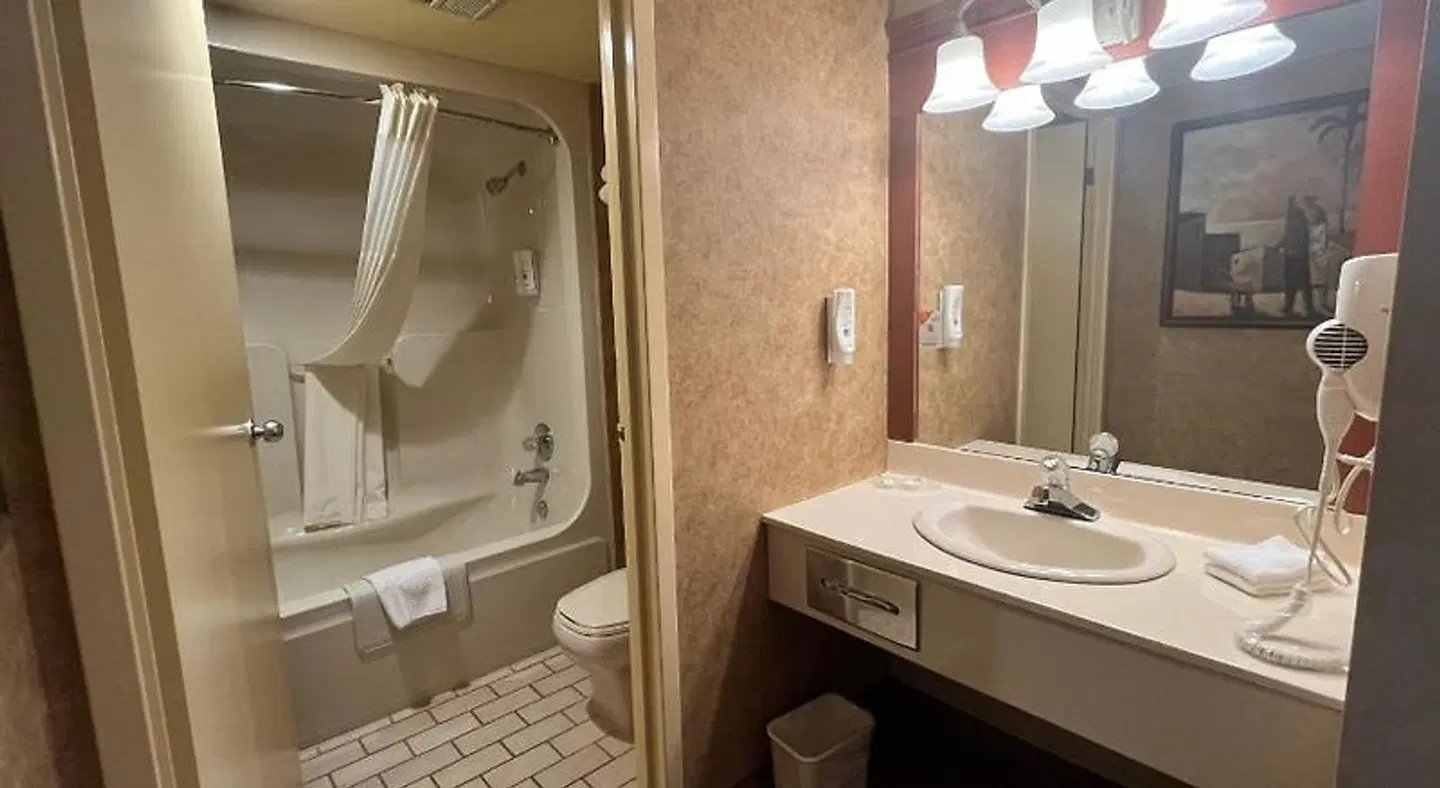 Quality Inn & Suites Bay Front Badezimmer