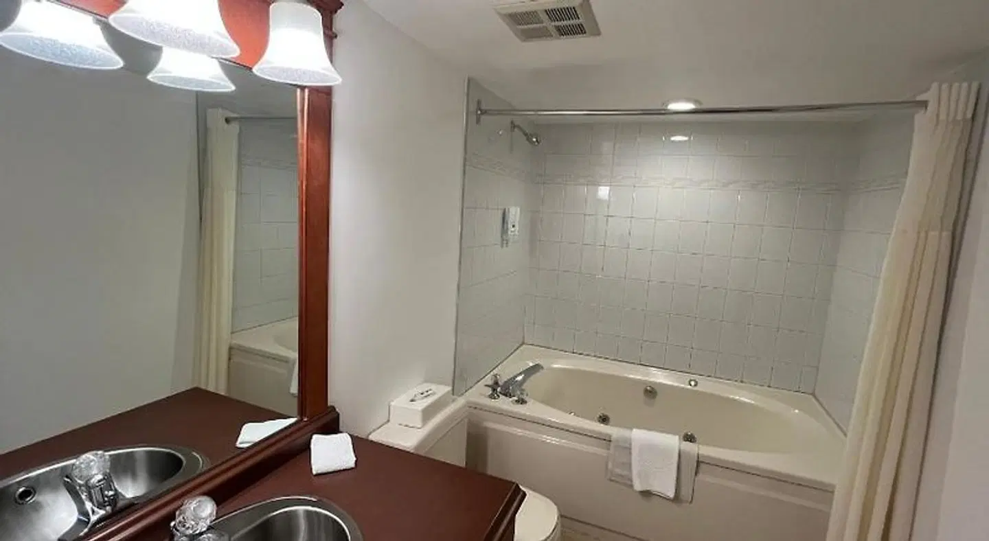 Quality Inn & Suites Bay Front Badezimmer
