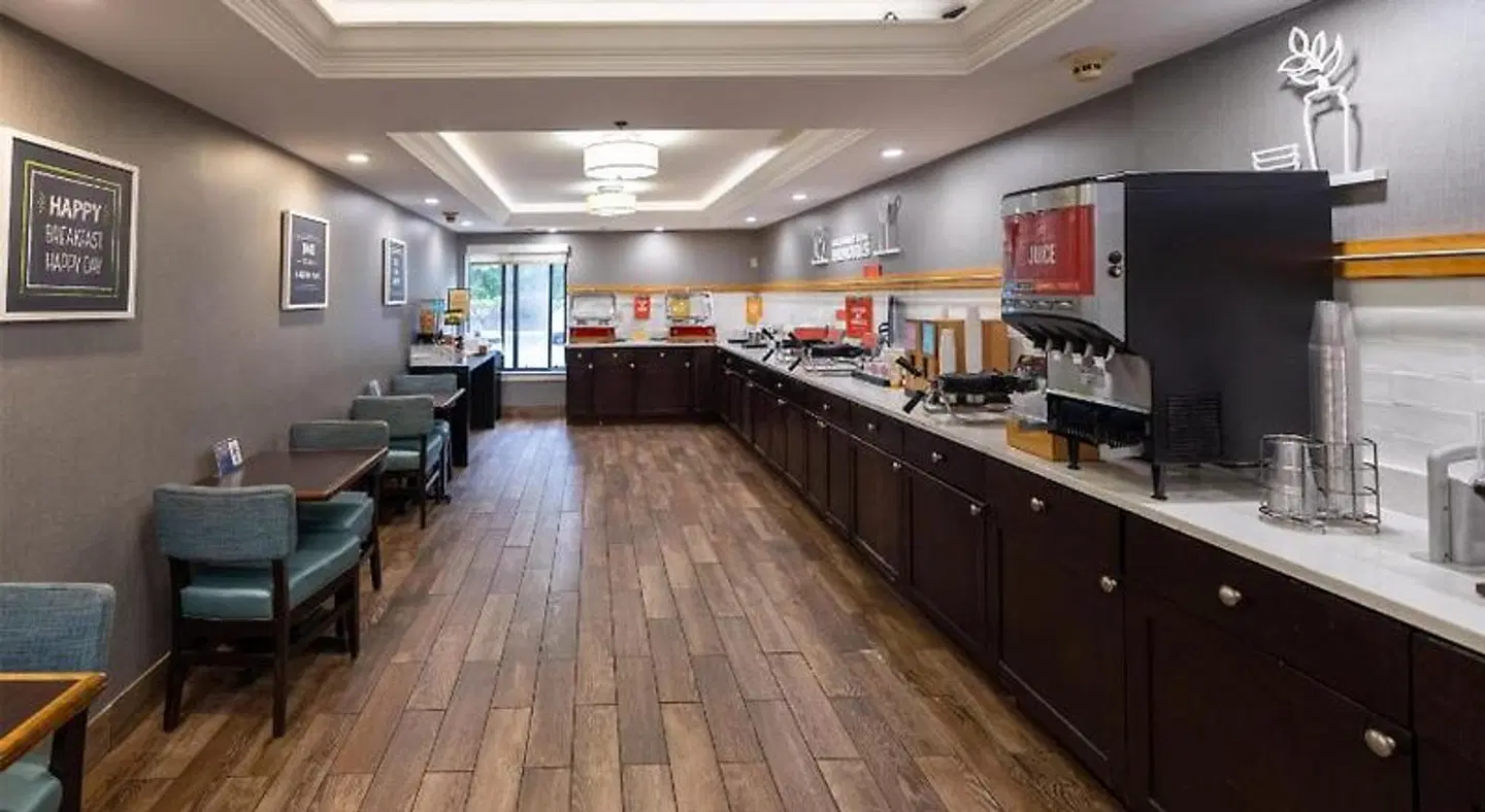 Hampton Inn Portsmouth Central Bar