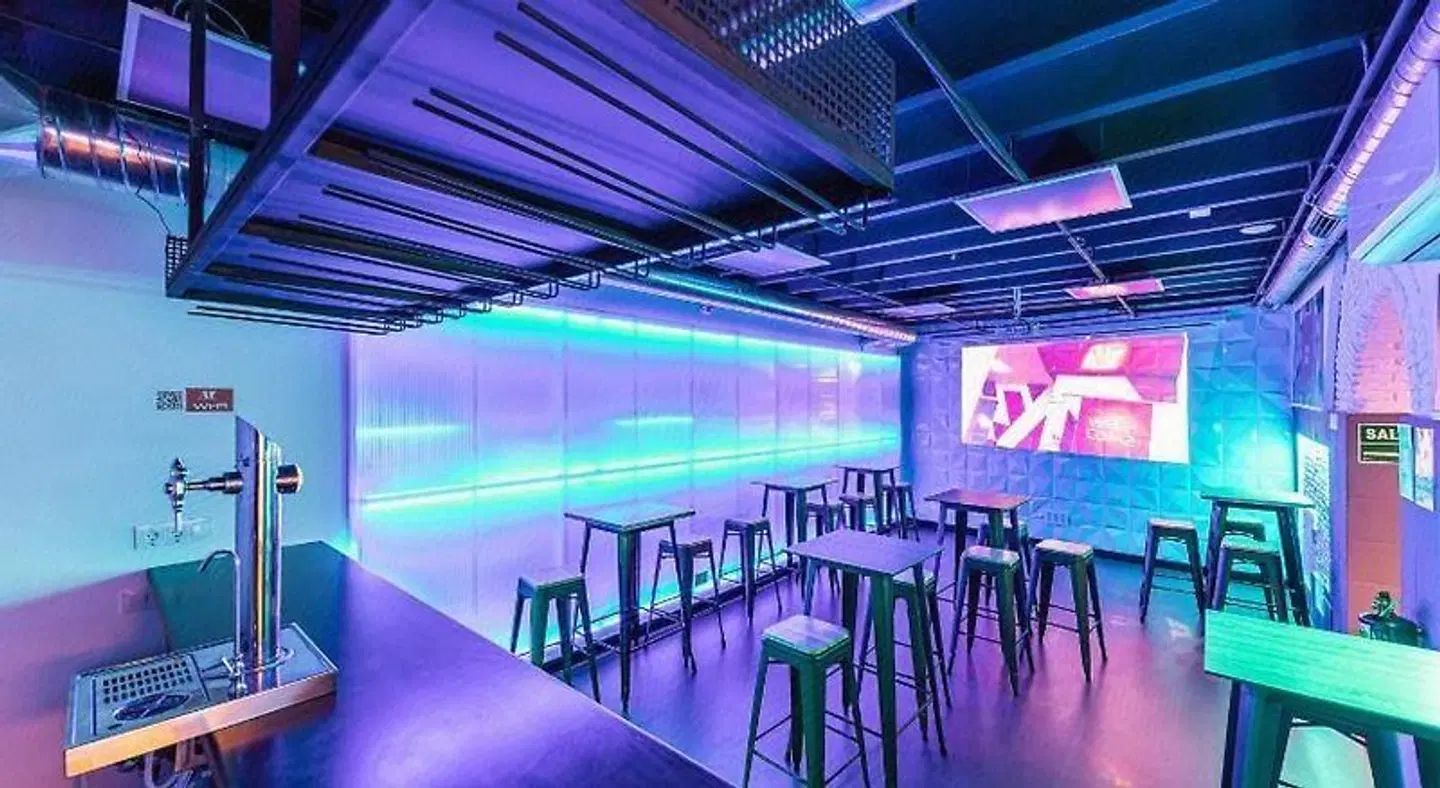 Art Seven Hostel Capsules Bar