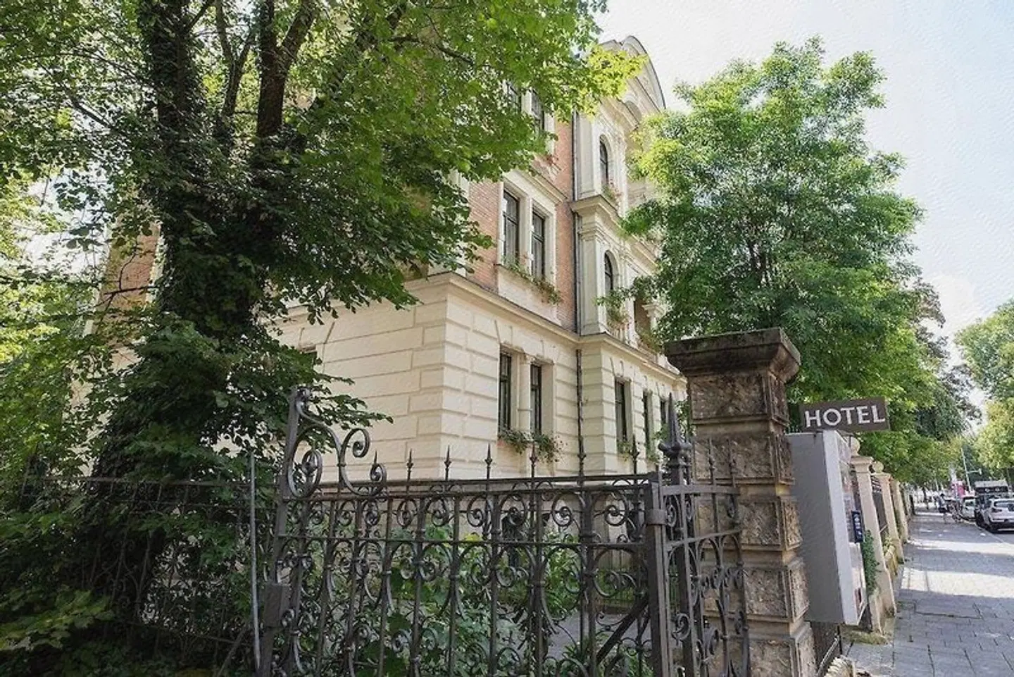 Hotel Uhland EXTERIOR