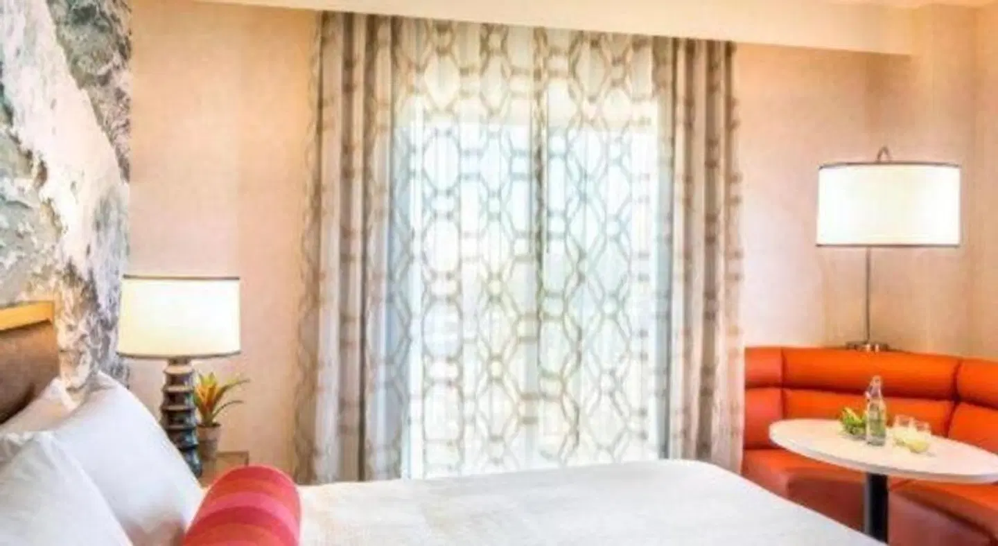 Courtyard by Marriott Anaheim Theme Park Entrance ROOM_EXAMPLE